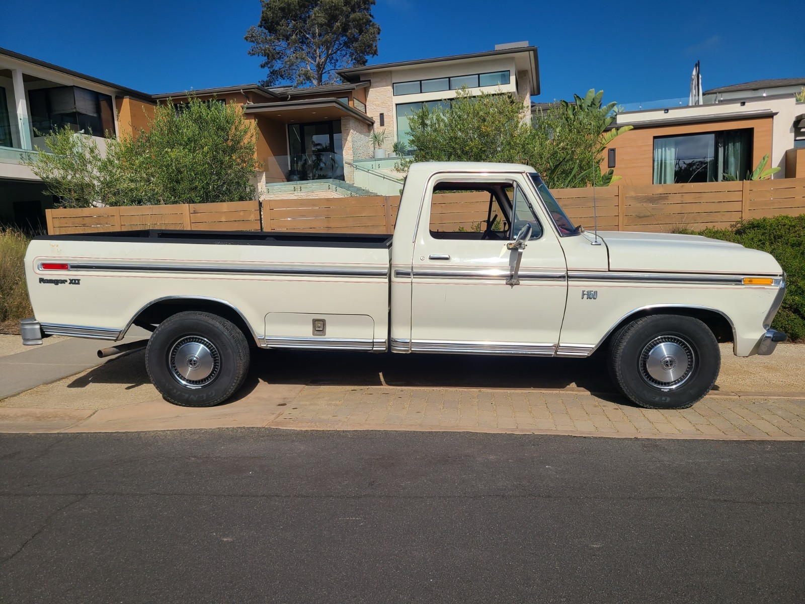 Ford-F-150-1976-Standard-Cab-Pickup-1