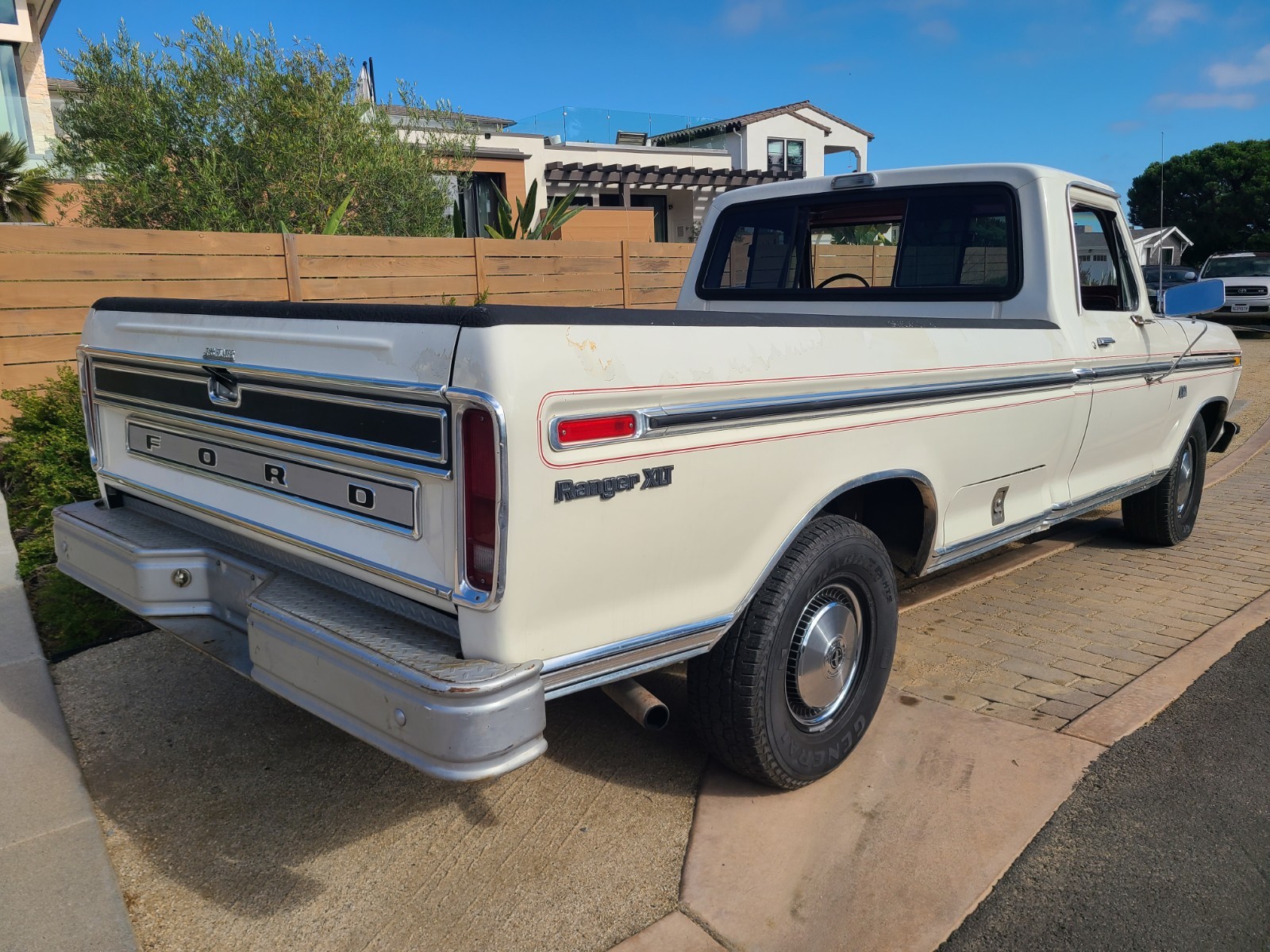Ford-F-150-1976-Standard-Cab-Pickup-2