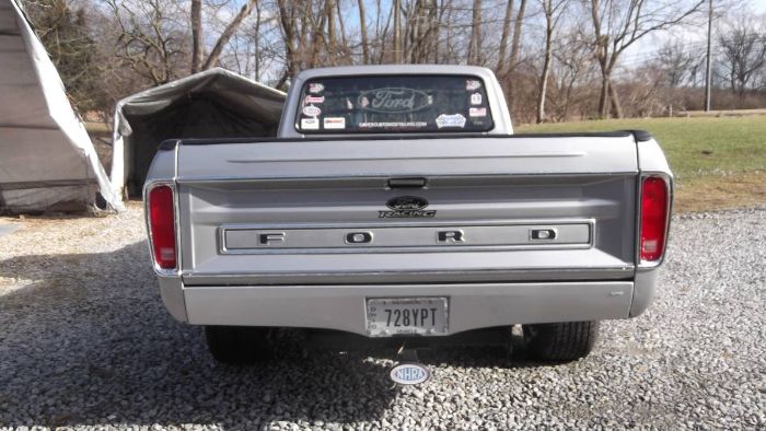 Ford-F-150-1977-Silver-14