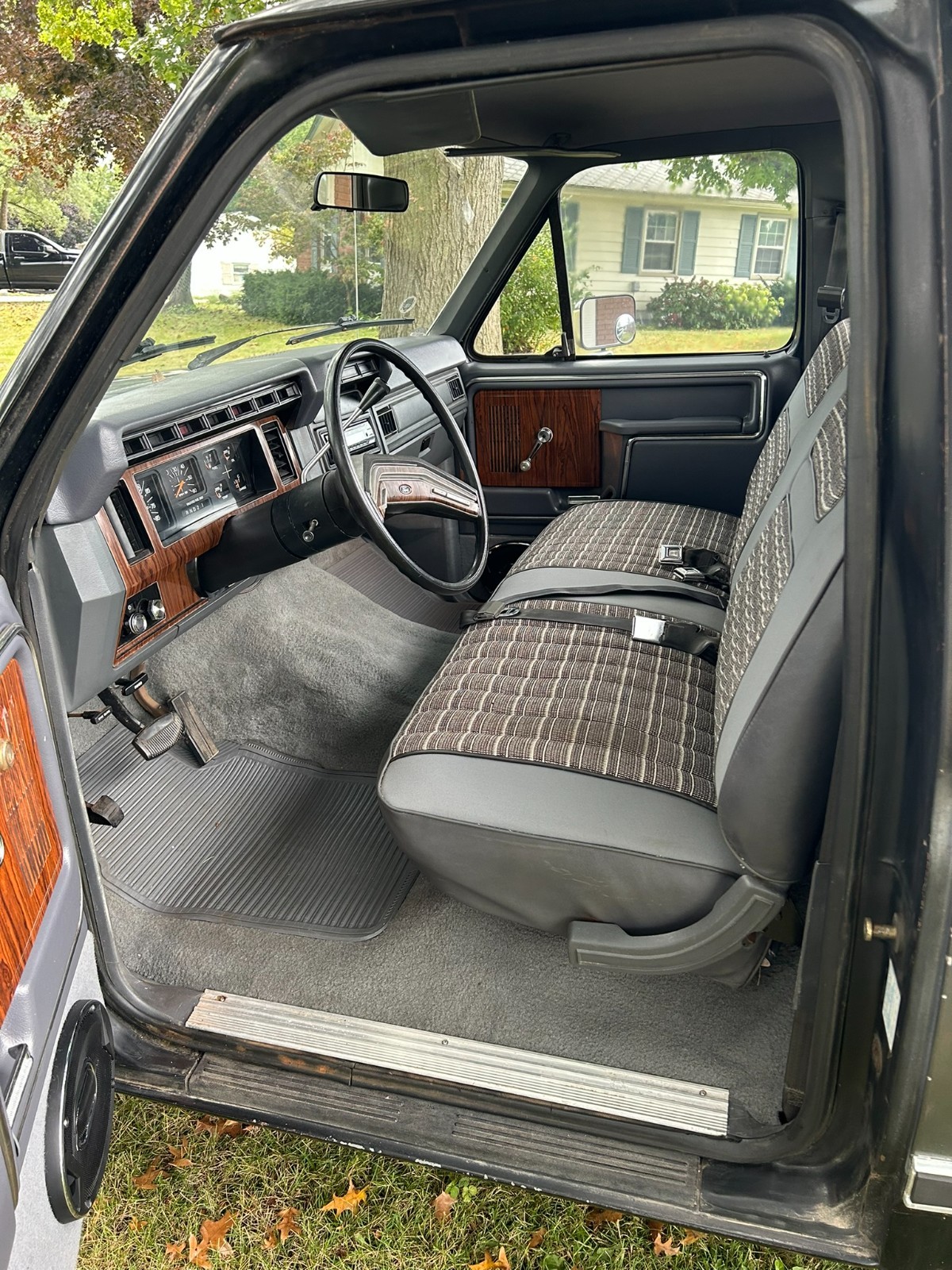 Ford-F-150-1984-Standard-Cab-Pickup-15