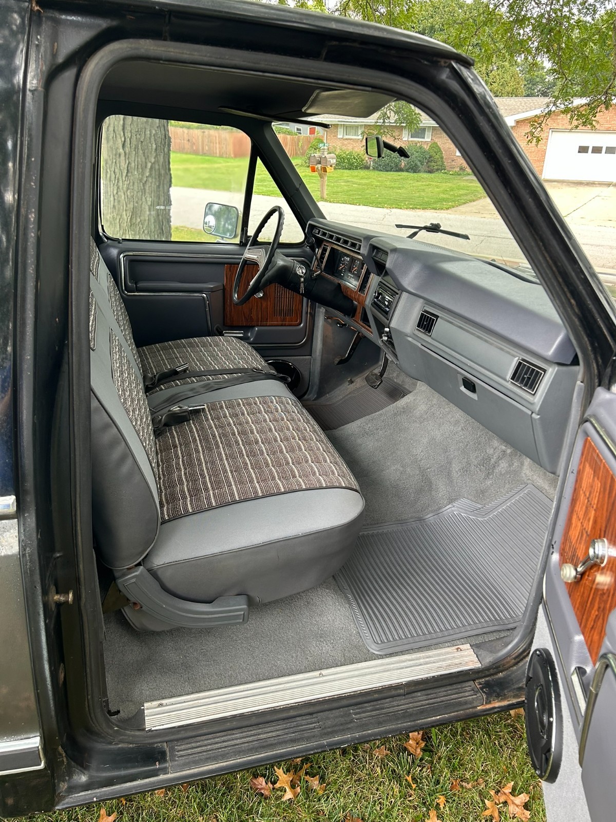 Ford-F-150-1984-Standard-Cab-Pickup-17