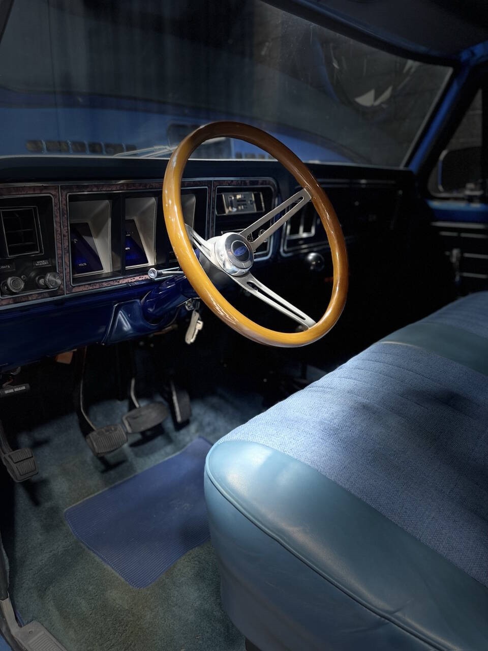 Ford-F-250-1973-Pickup-Truck-1