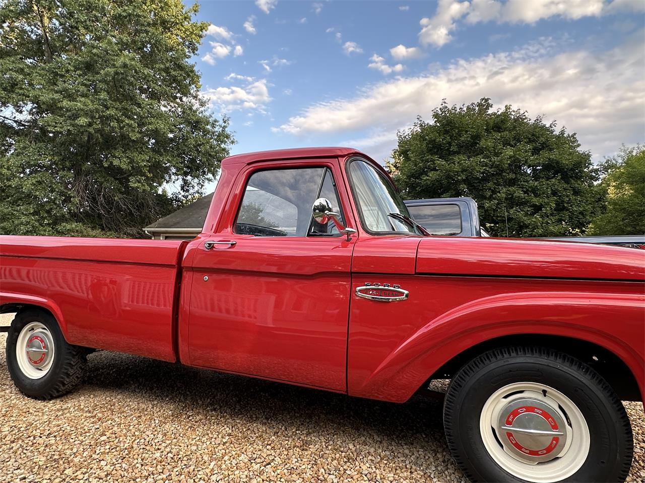 Ford-F100-1966-Rangoon-red-Red-and-black-4