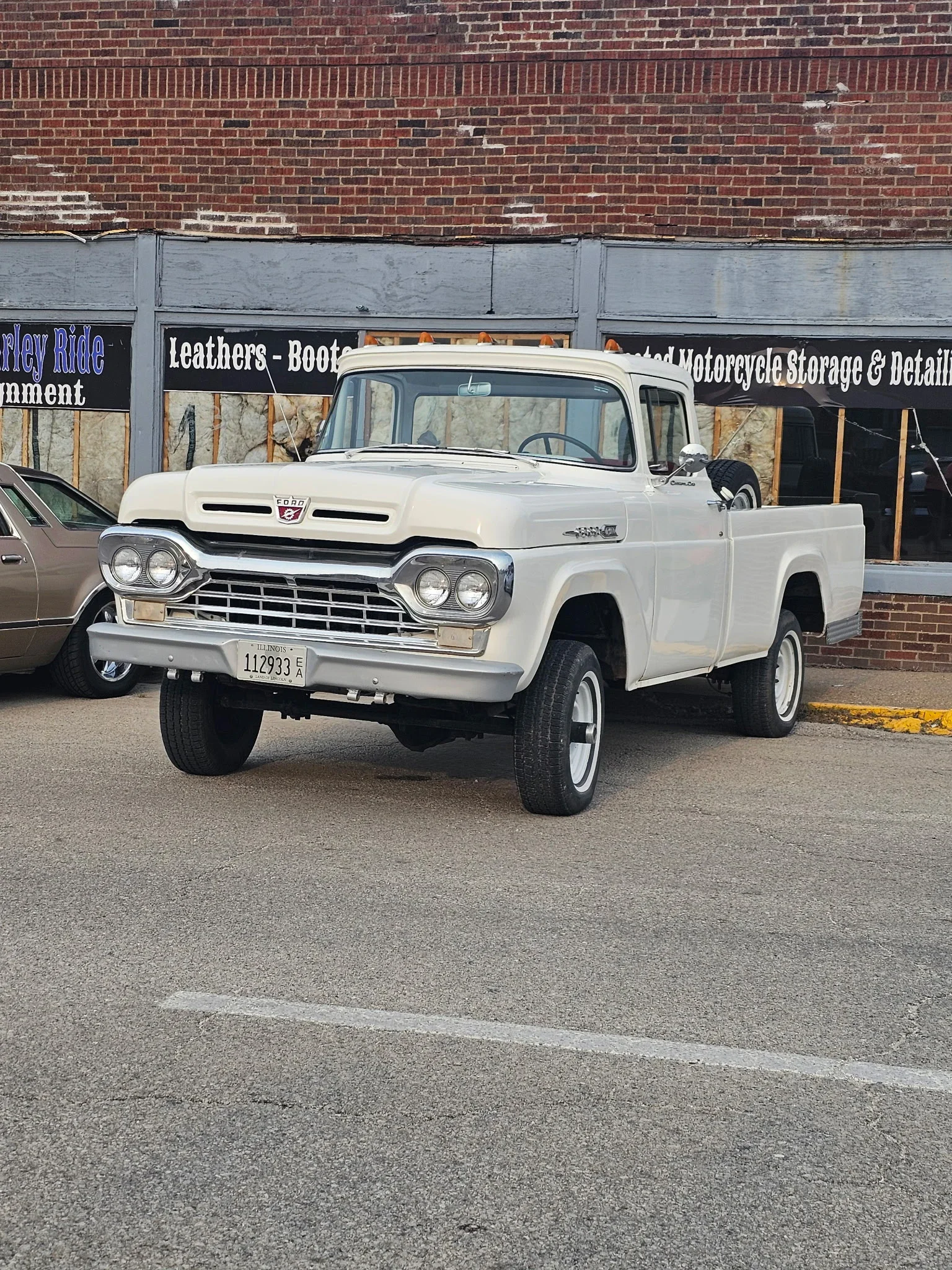 Ford-F100-custom-1960-White-Red-18