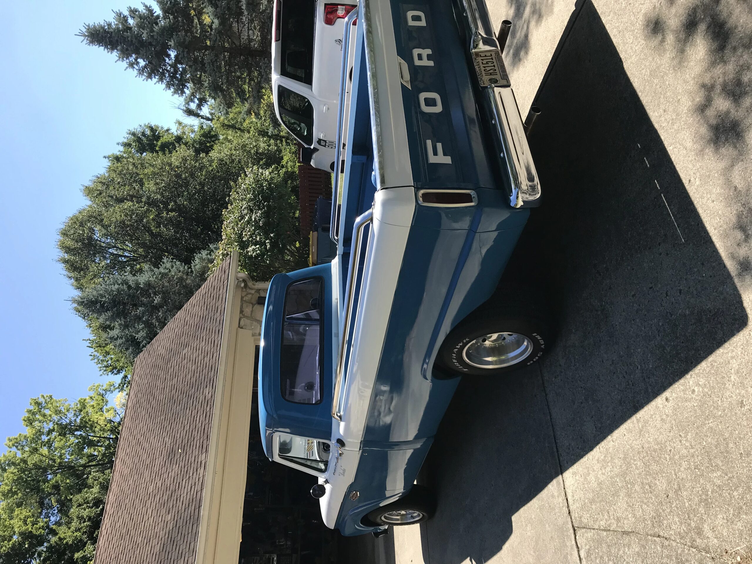 Ford-F100-custom-1966-Blue-White-5