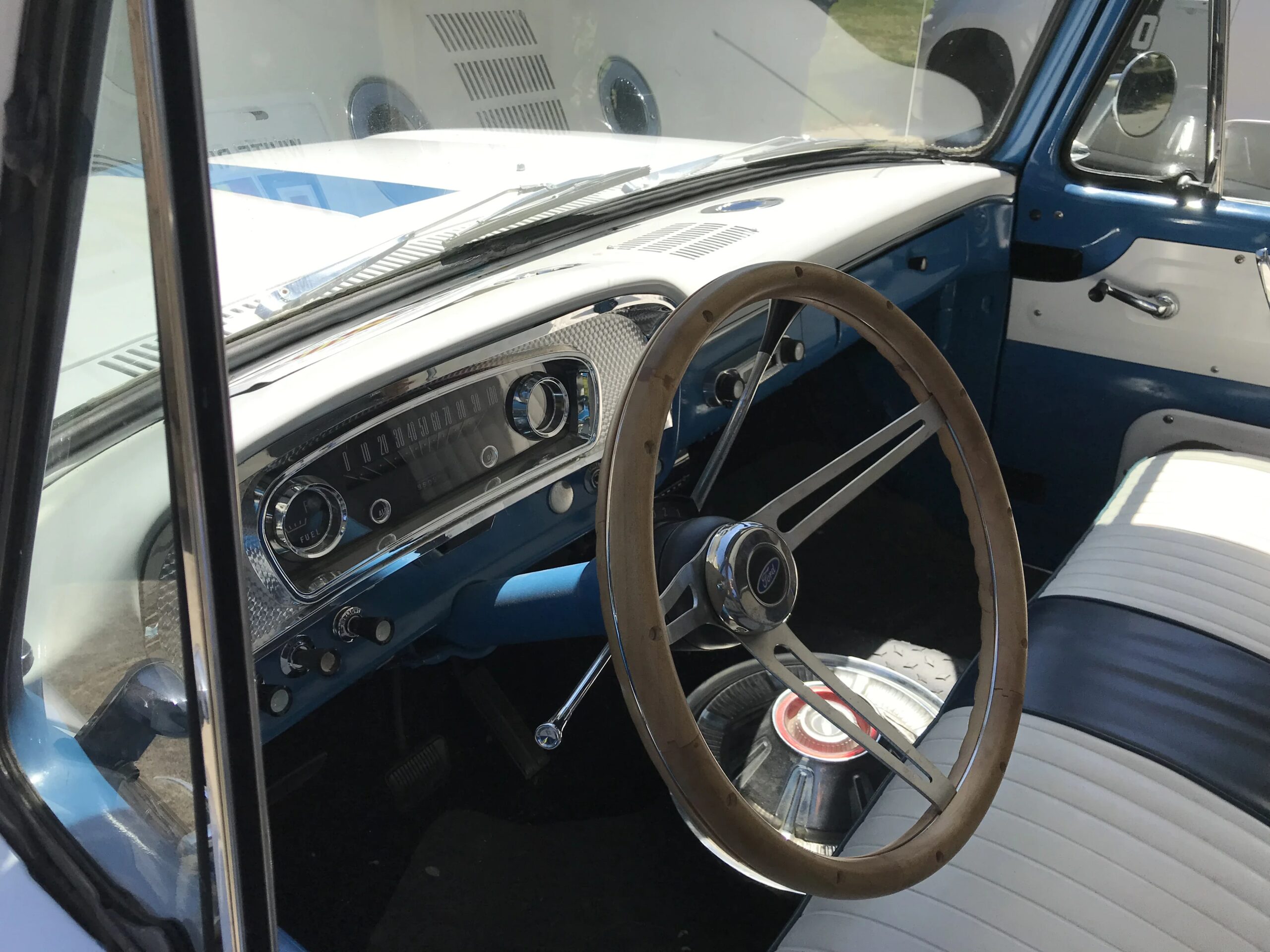 Ford-F100-custom-1966-Blue-White-9