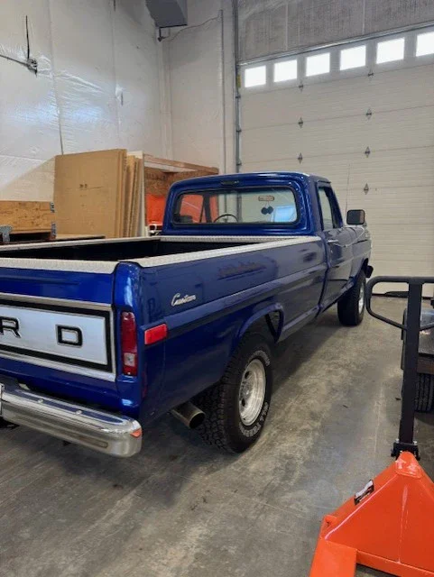 Ford-F100-custom-1972-Blue-Black