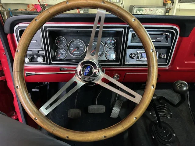 Ford-F100-custom-1976-Red-Red-9