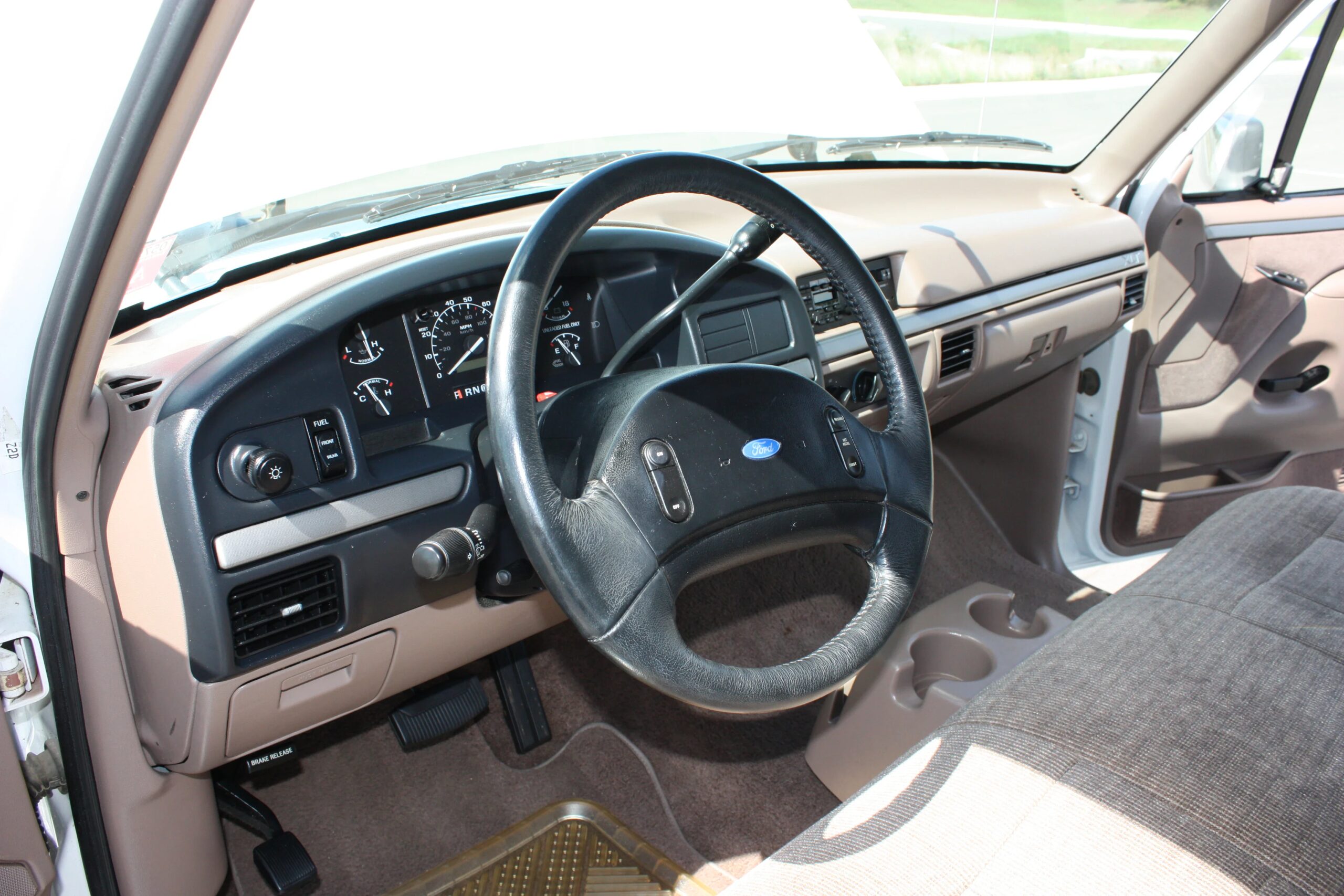 Ford-F150-2wd-regular-cab-1992-White-Brown-11