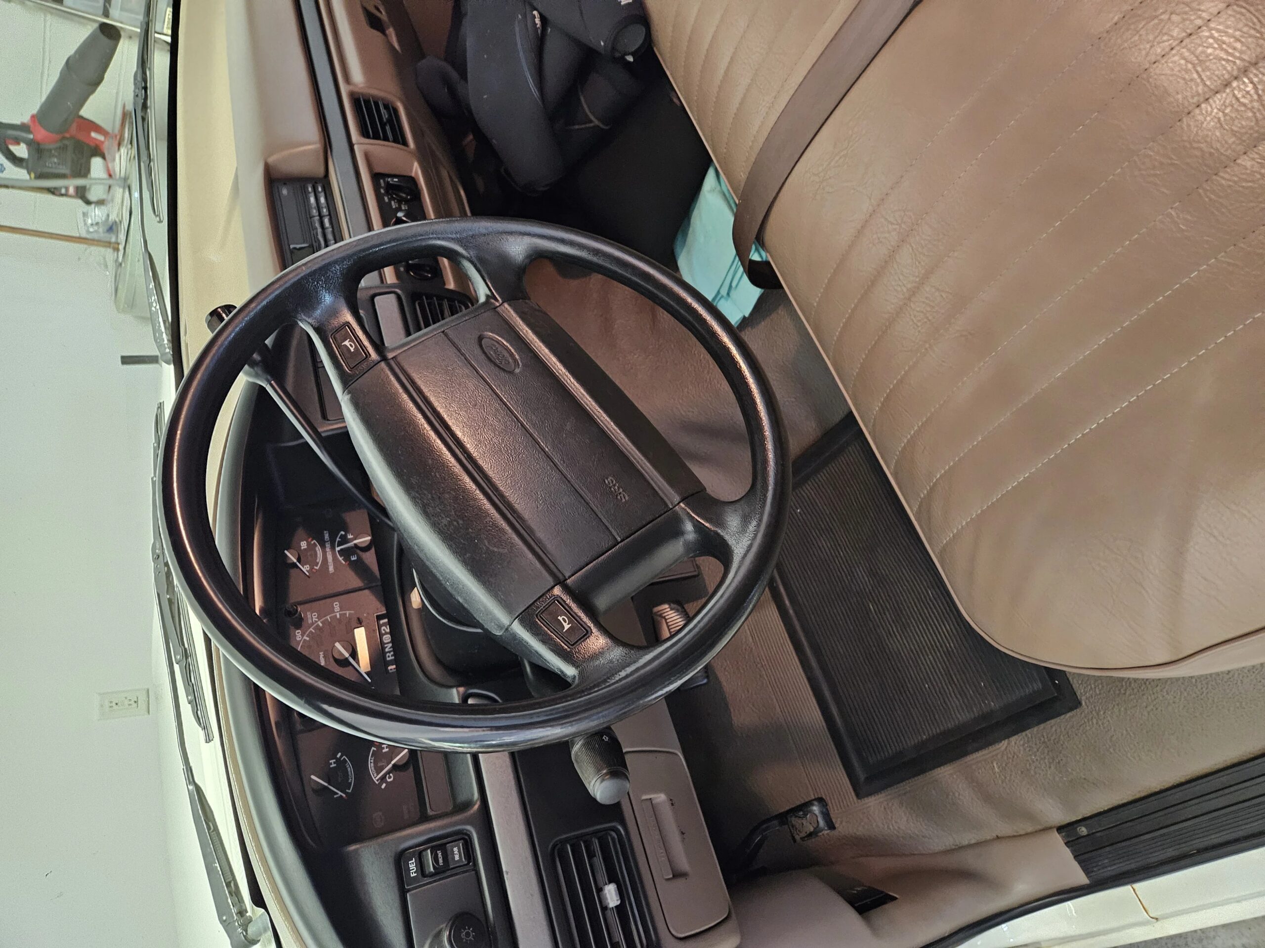 Ford-F150-2wd-regular-cab-xl-1994-Off-White-Brown-2