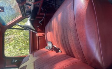 Ford-F150-4x4-regular-cab-1984-Custom-Burgundy-10