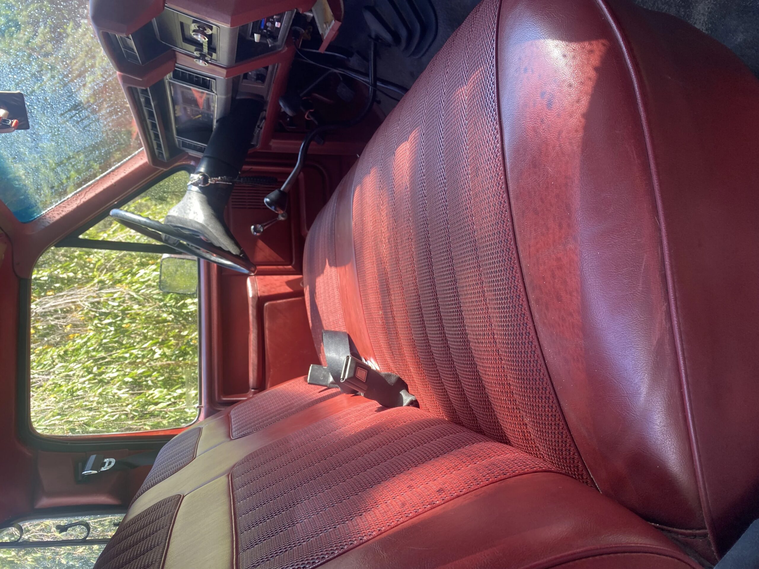 Ford-F150-4x4-regular-cab-1984-Custom-Burgundy-10