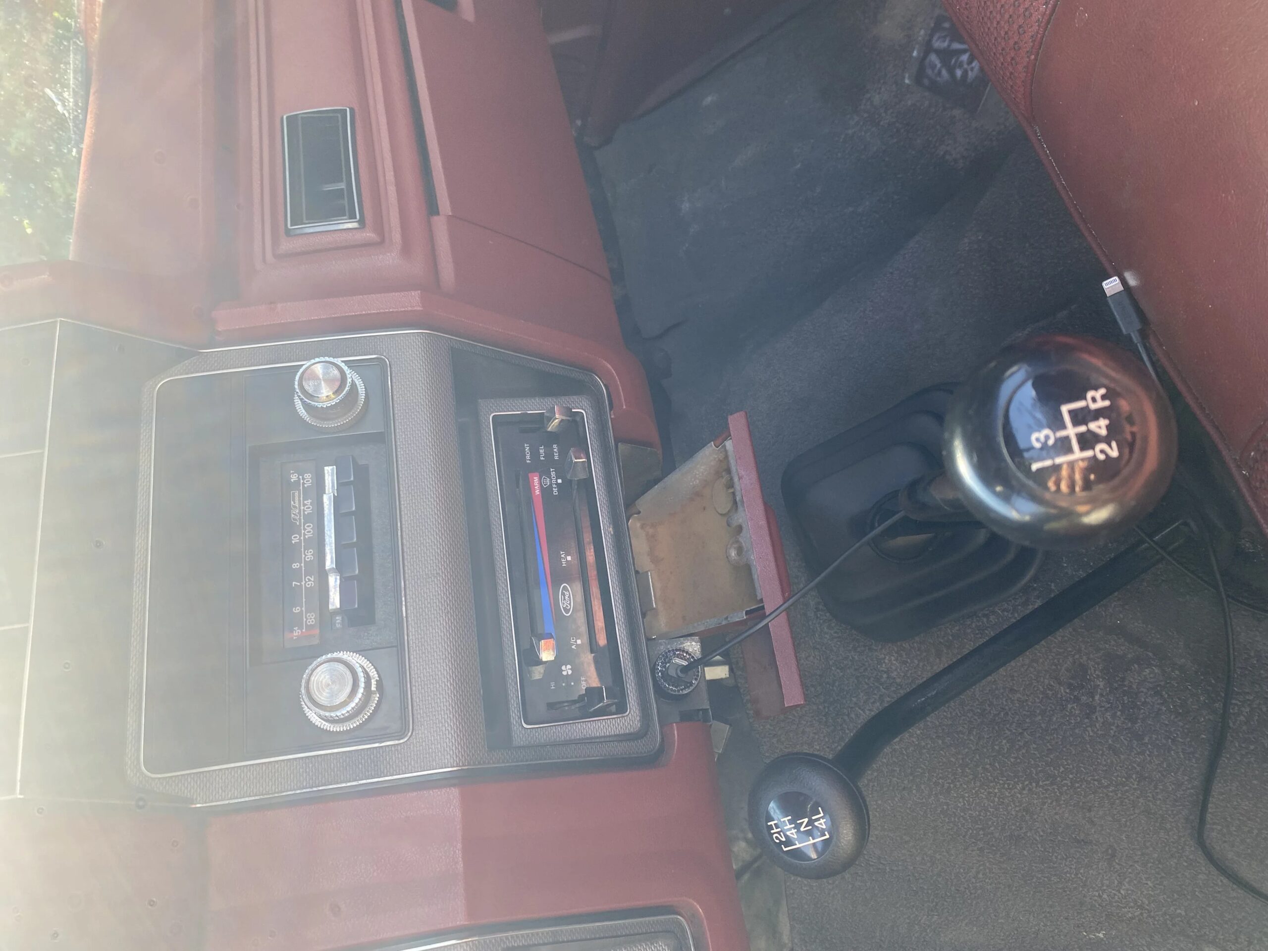 Ford-F150-4x4-regular-cab-1984-Custom-Burgundy-4