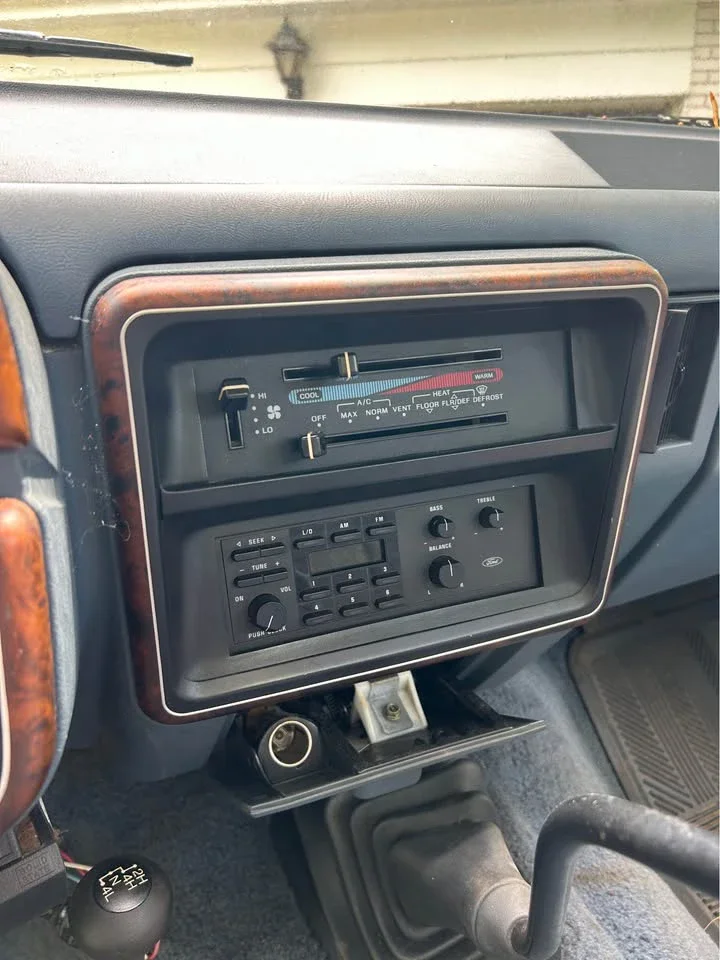 Ford-F150-4x4-regular-cab-1989-White-Blue-1