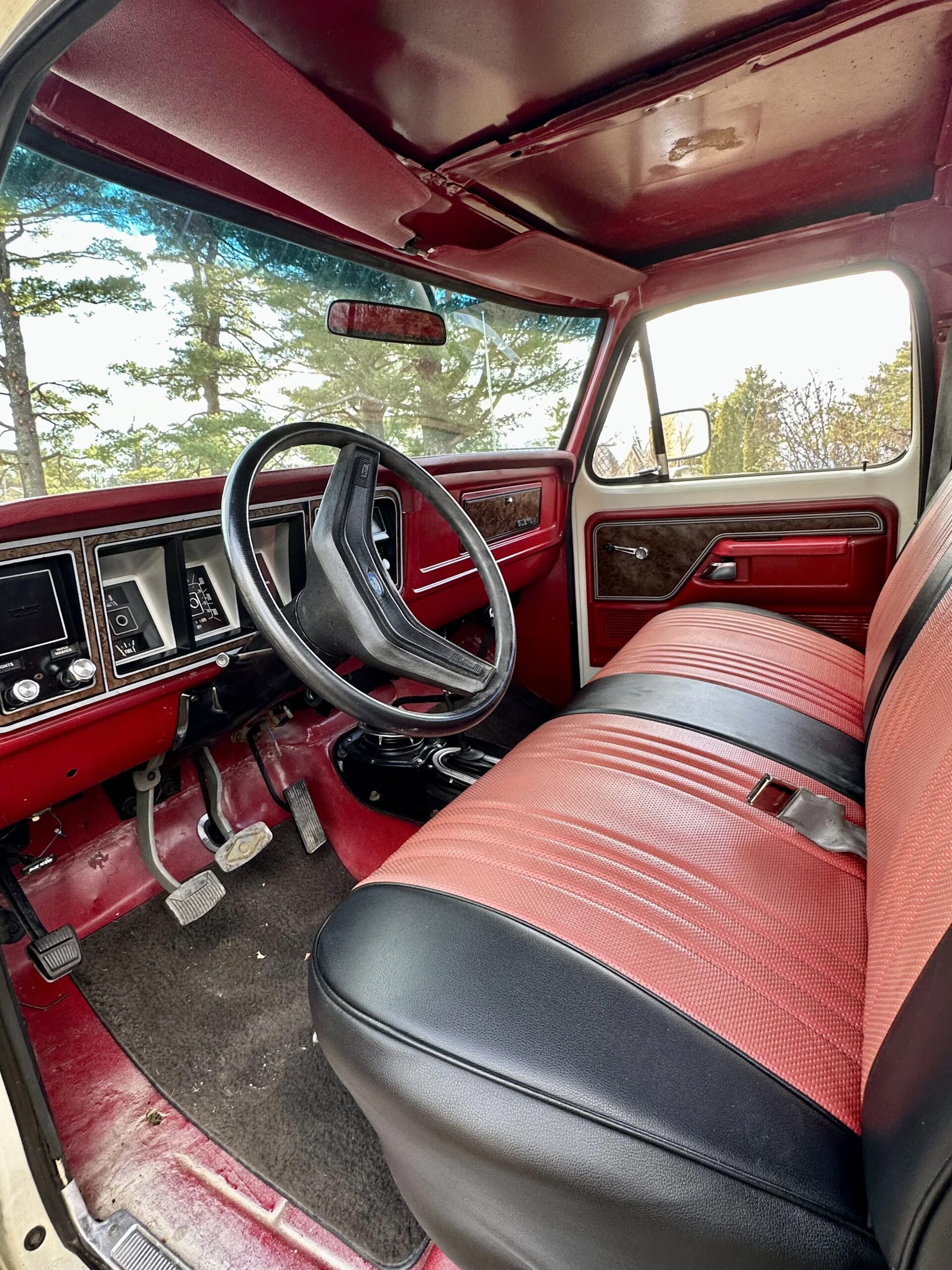 Ford-F150-4x4-regular-cab-xl-1979-Off-White-Red-1