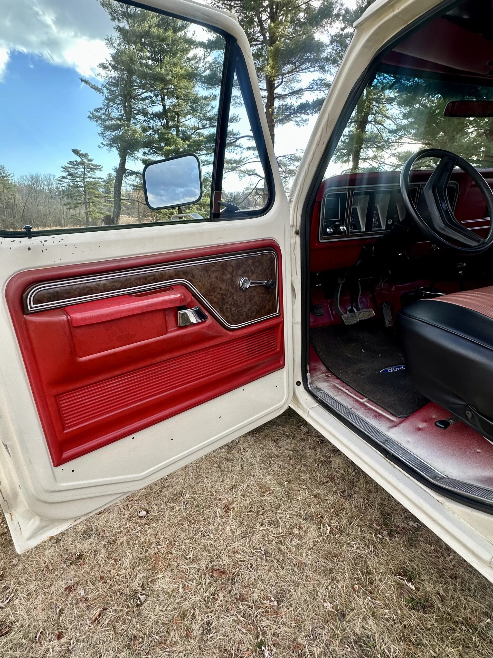 Ford-F150-4x4-regular-cab-xl-1979-Off-White-Red-15