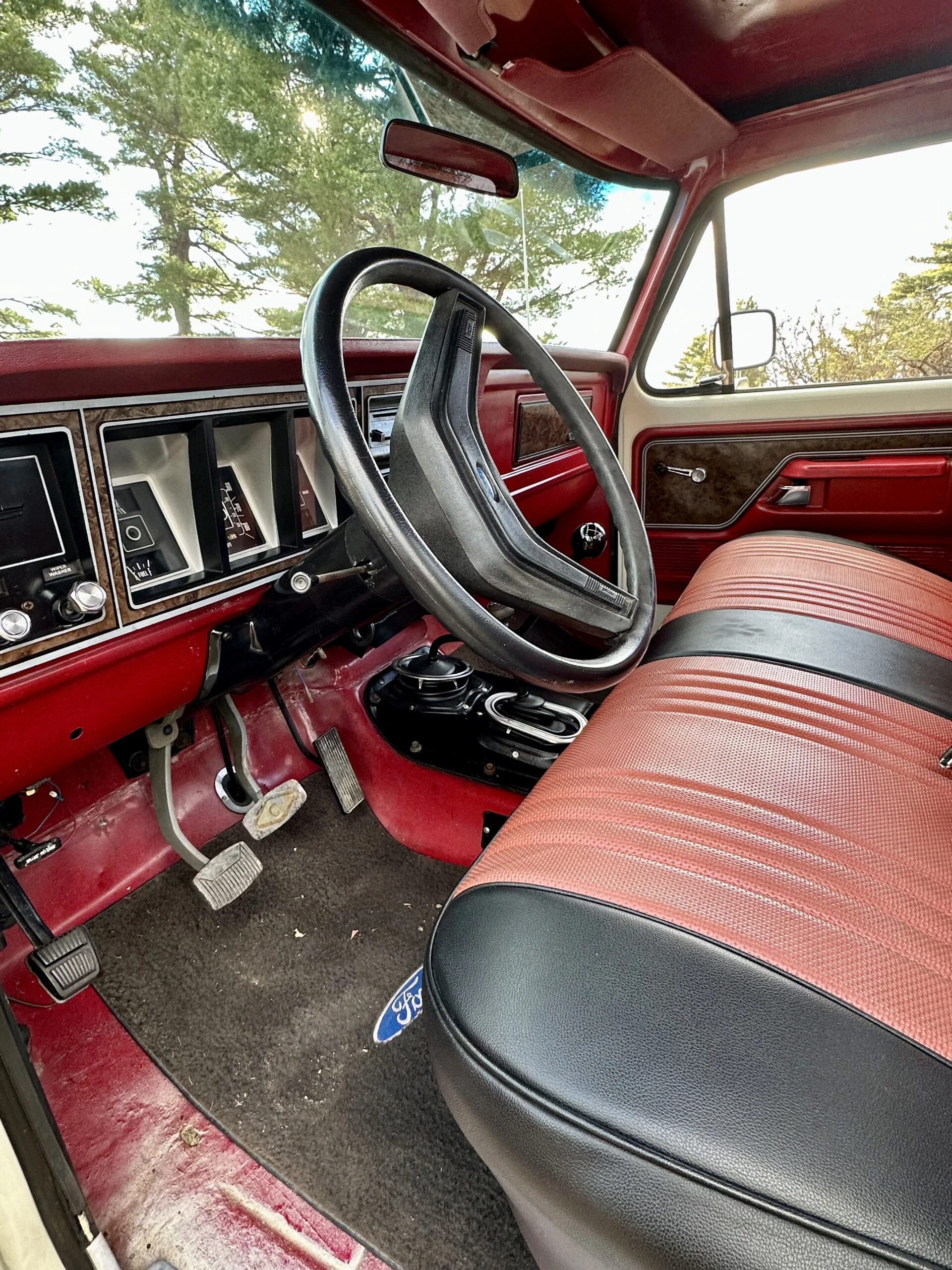 Ford-F150-4x4-regular-cab-xl-1979-Off-White-Red-23