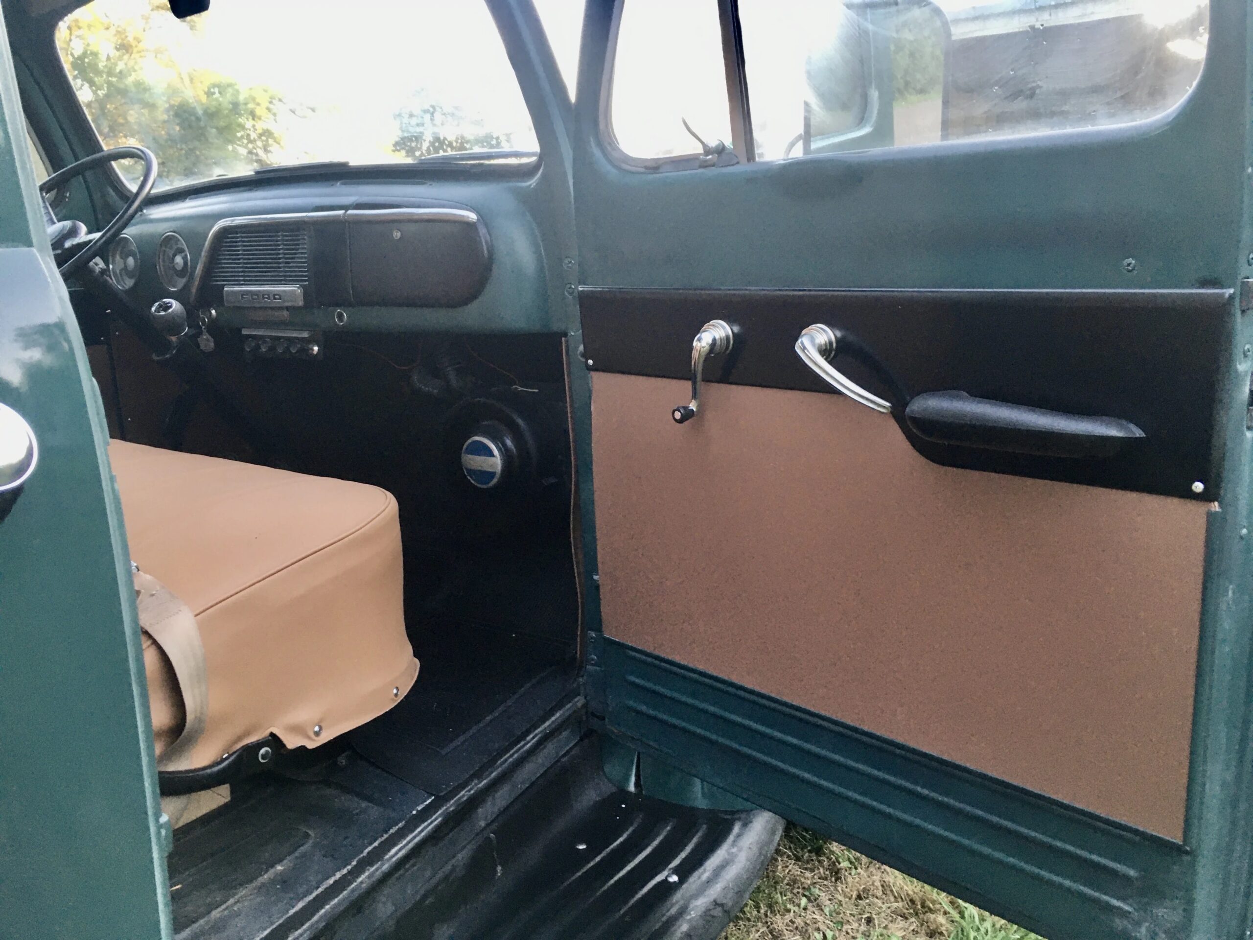 Ford-F2-1951-Green-Tan-6