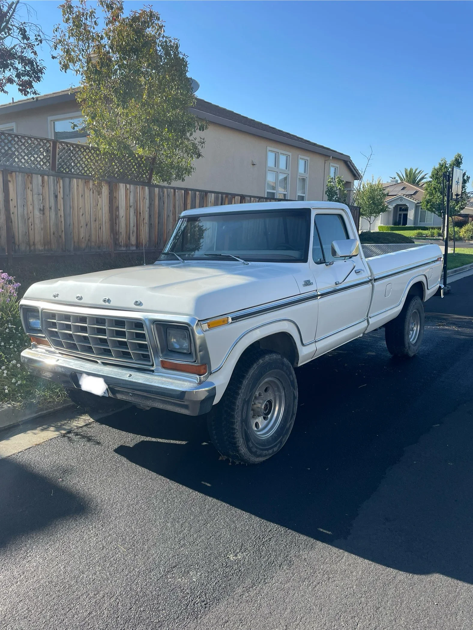 Ford-F250-4x4-regular-cab-1978-White-Red-1