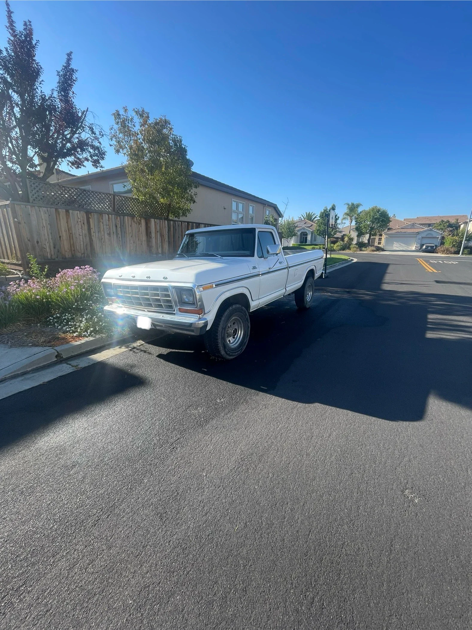 Ford-F250-4x4-regular-cab-1978-White-Red-2