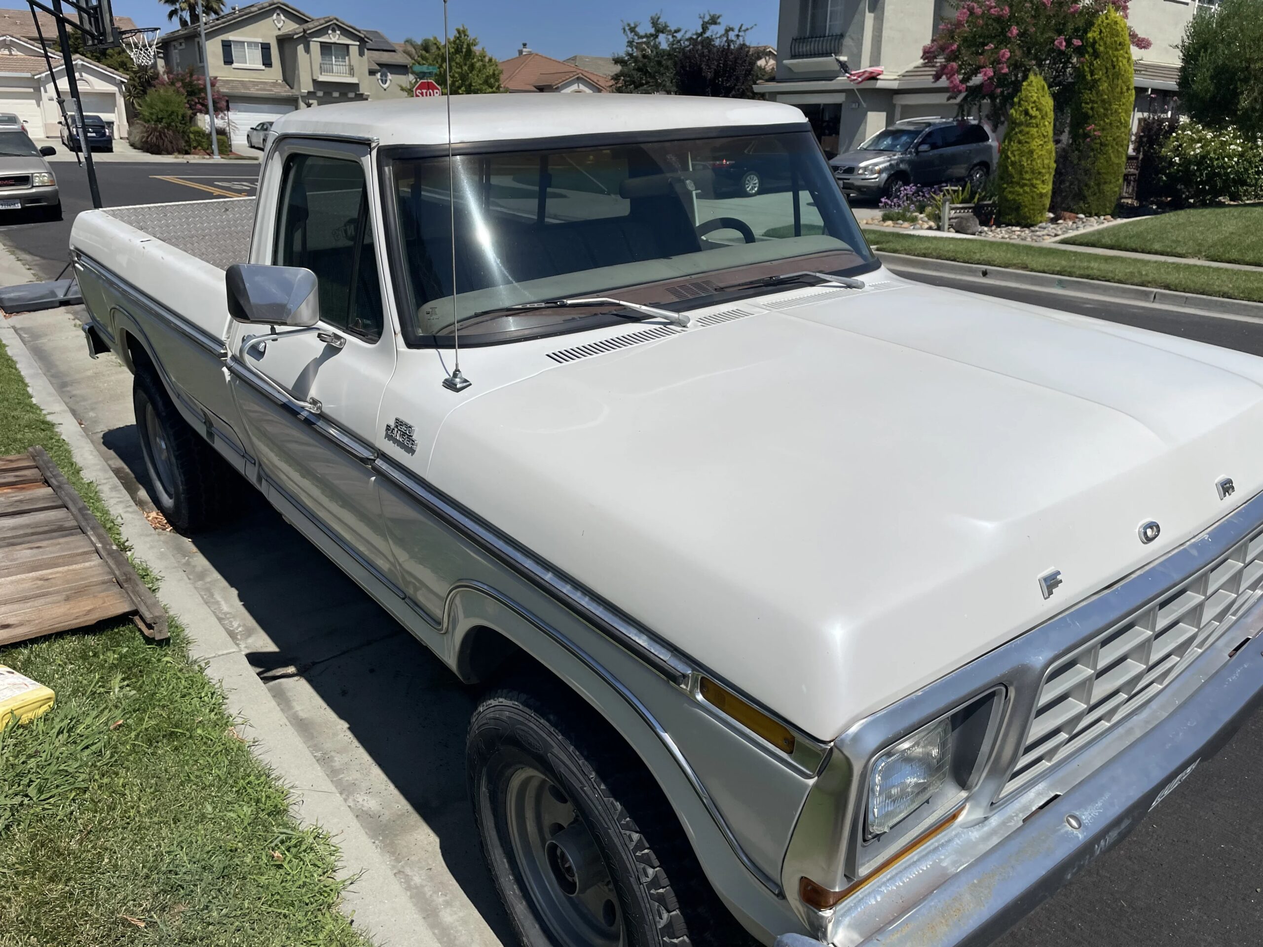 Ford-F250-4x4-regular-cab-1978-White-Red-5