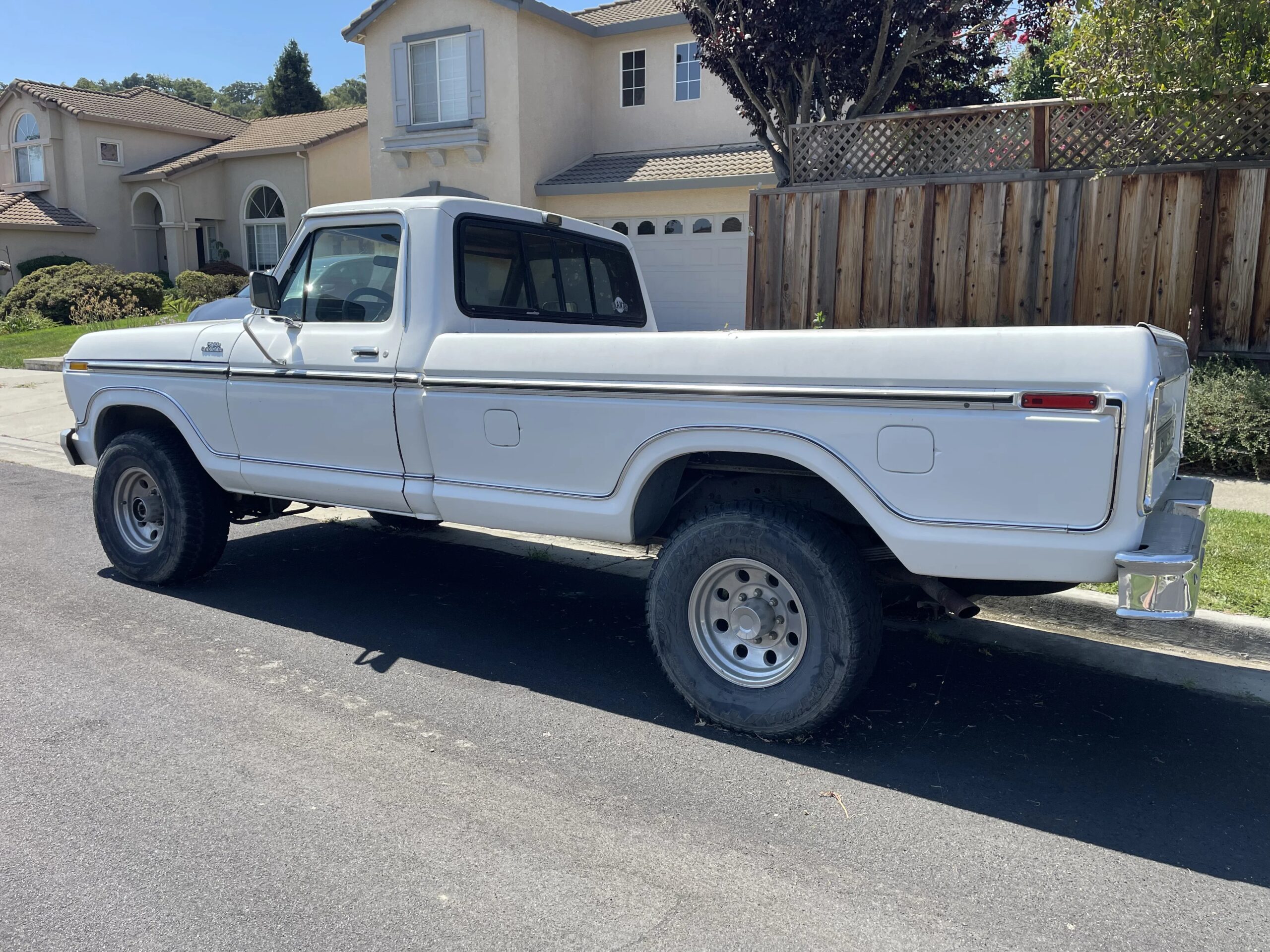 Ford-F250-4x4-regular-cab-1978-White-Red