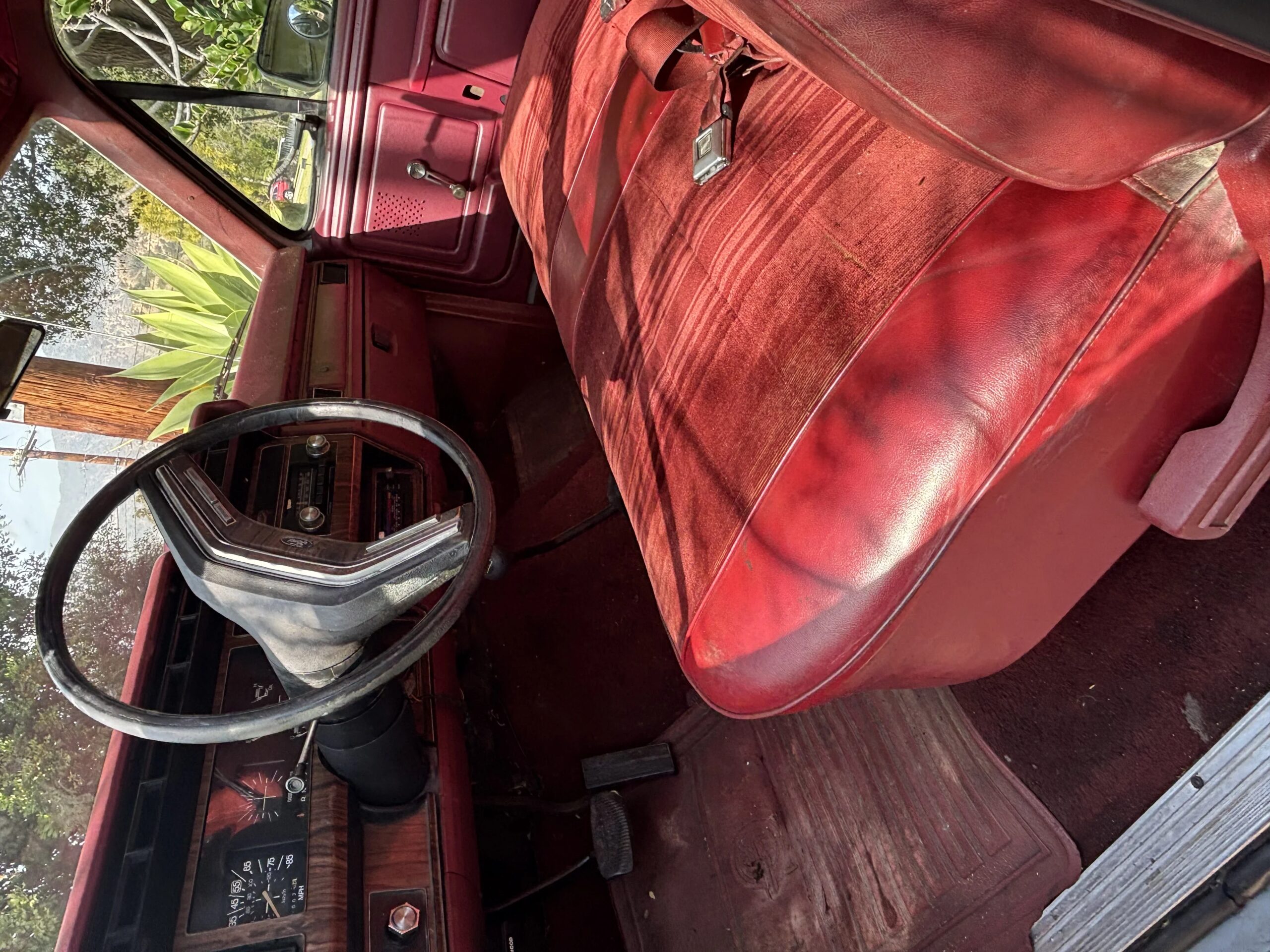 Ford-F250-4x4-regular-cab-1984-Gray-Burgundy-3