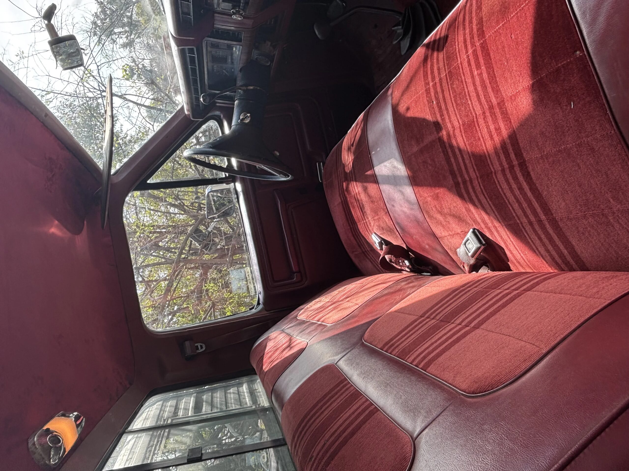 Ford-F250-4x4-regular-cab-1984-Gray-Burgundy