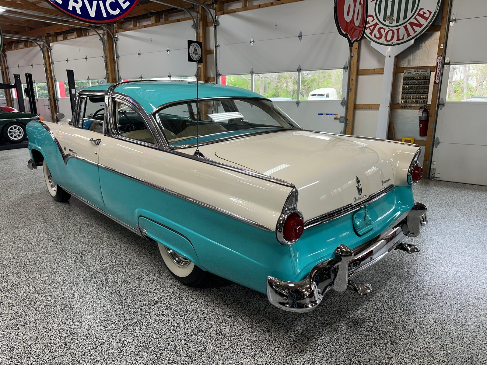 Ford-Fairlane-1955-Sedan-9