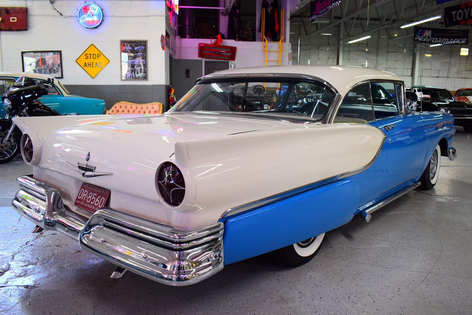 Ford-Fairlane-1957-10