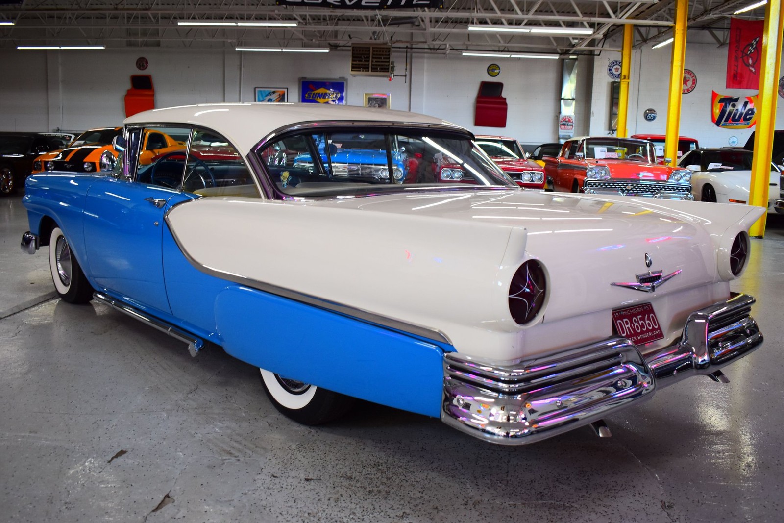 Ford-Fairlane-1957-16