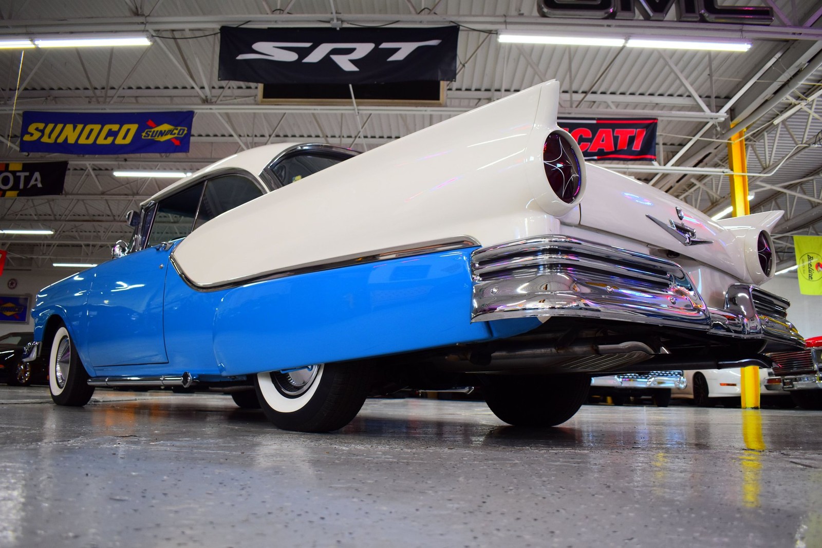 Ford-Fairlane-1957-18