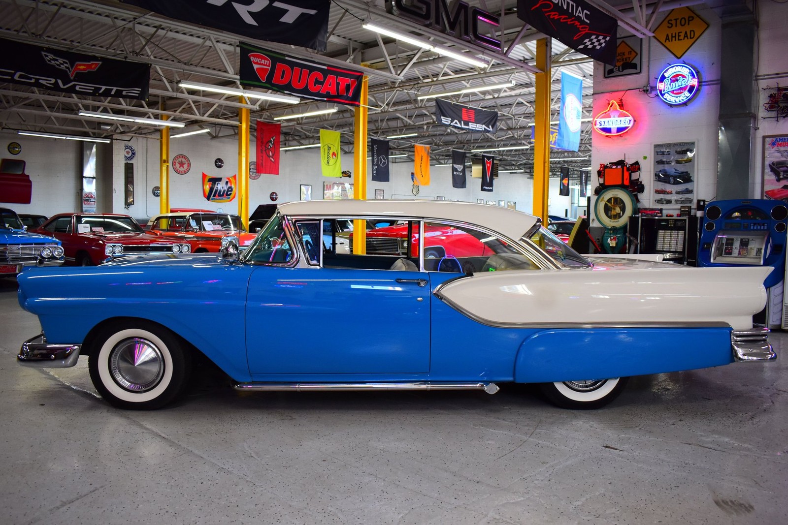 Ford-Fairlane-1957-19