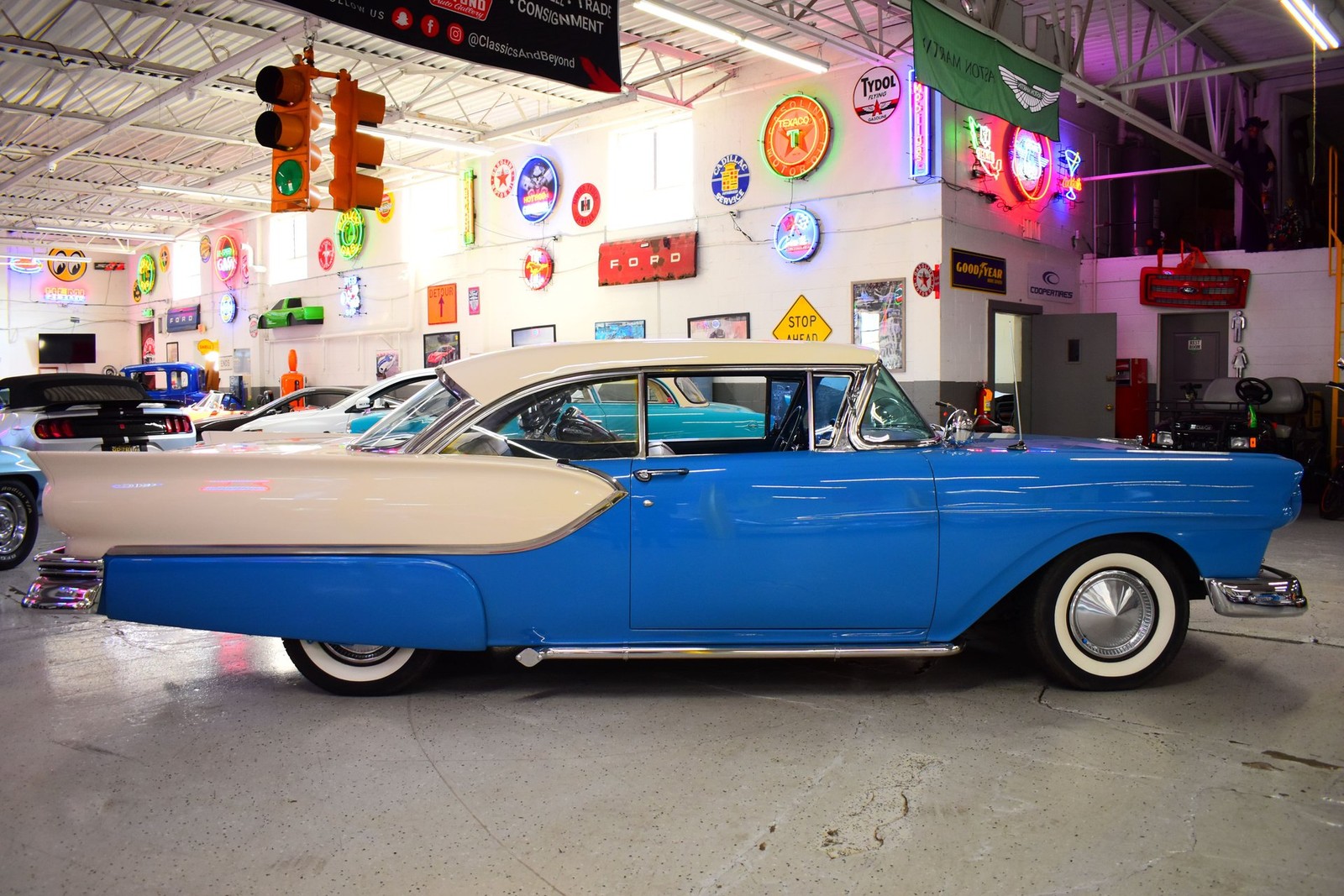 Ford-Fairlane-1957-3