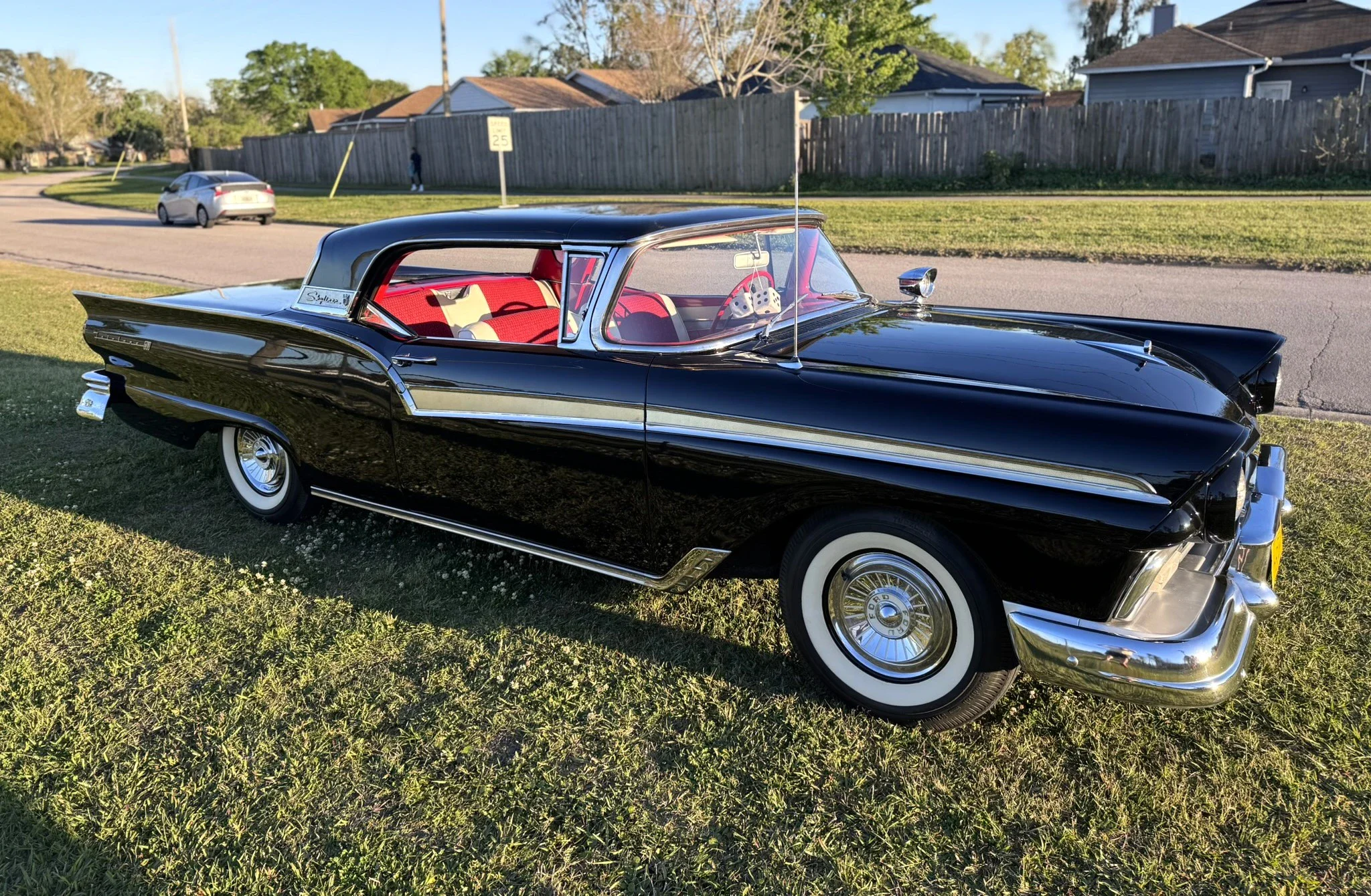 Ford-Fairlane-500-skyliner-1957-Black-Red-12