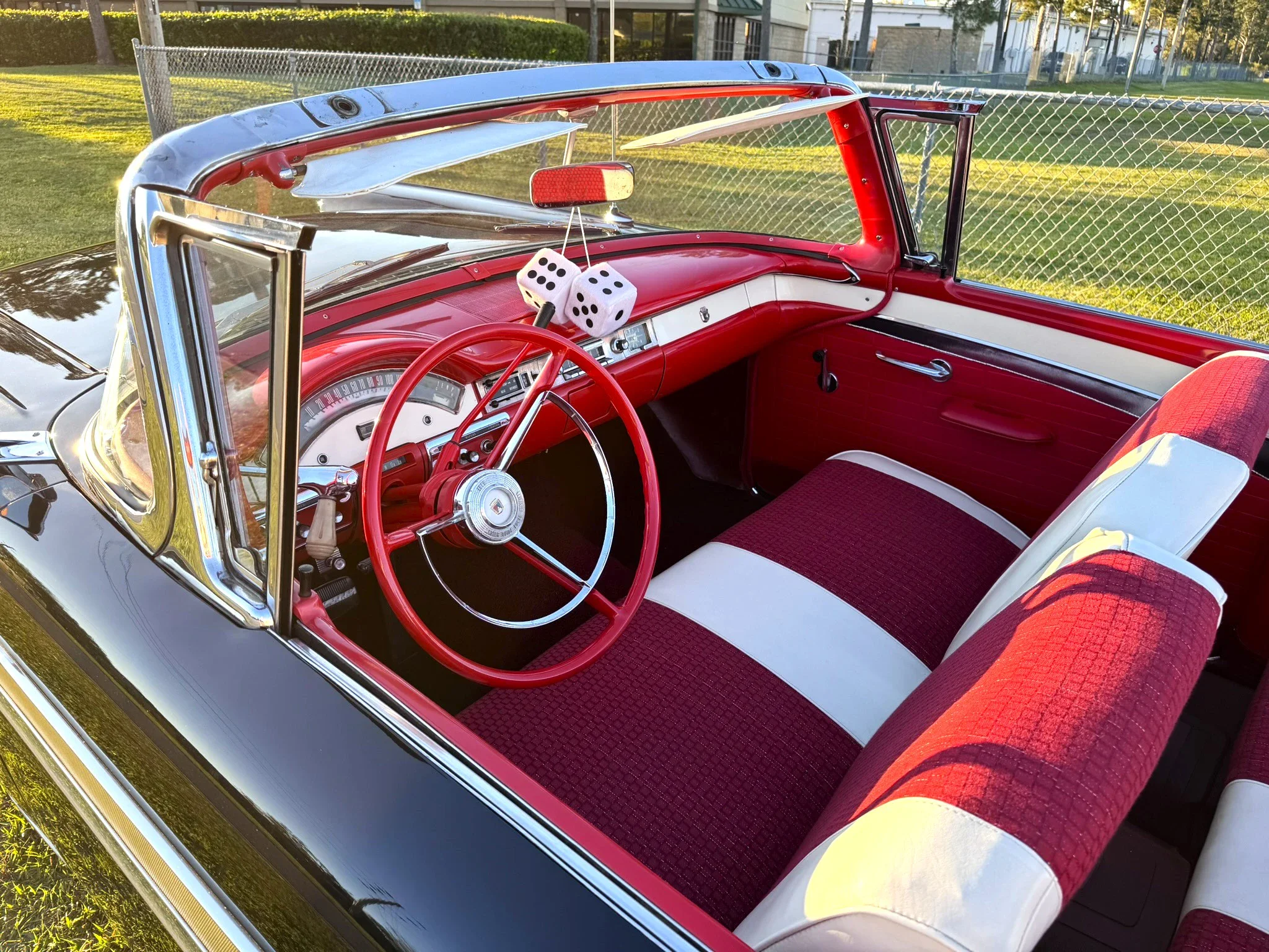 Ford-Fairlane-500-skyliner-1957-Black-Red-14