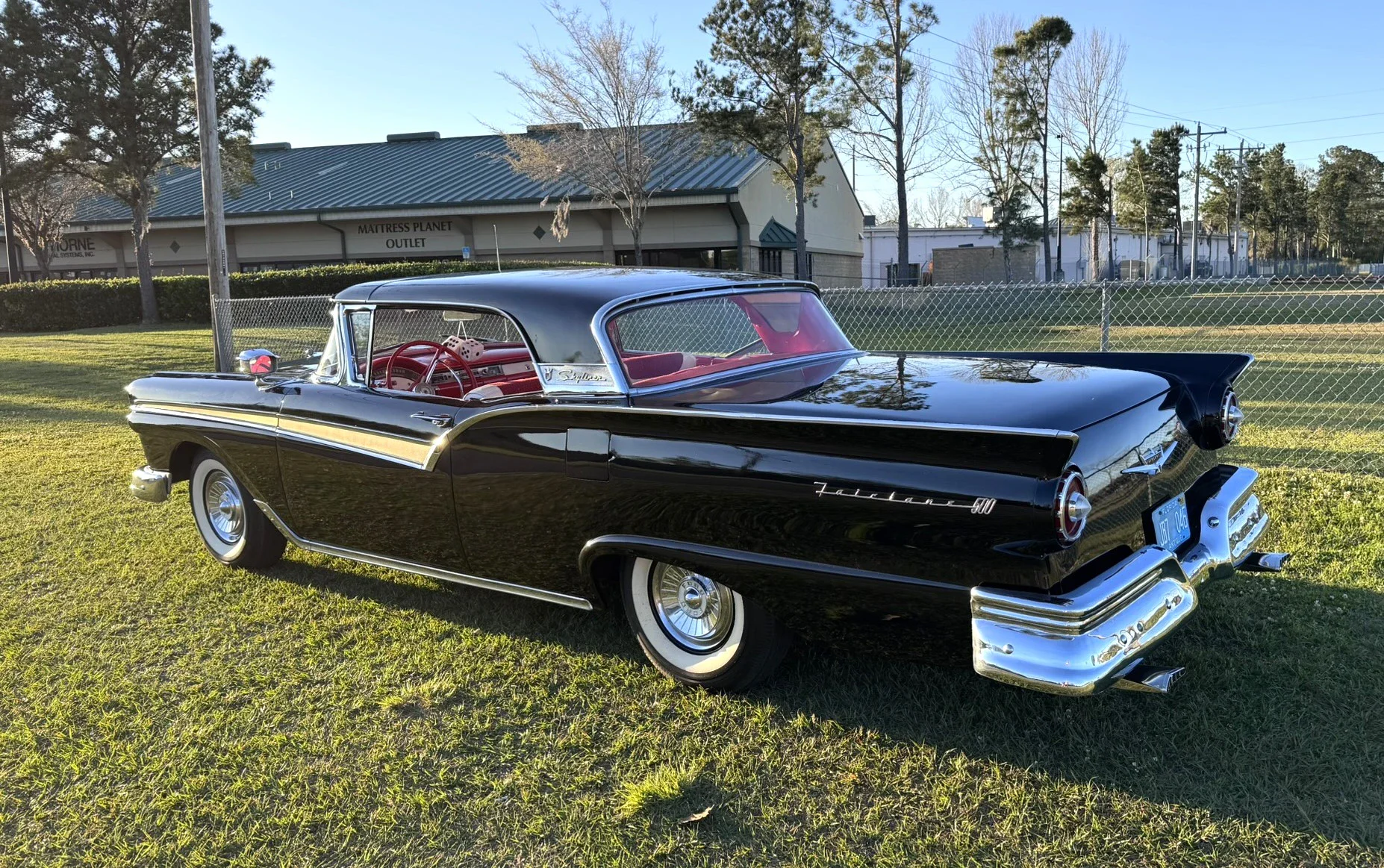 Ford-Fairlane-500-skyliner-1957-Black-Red-15