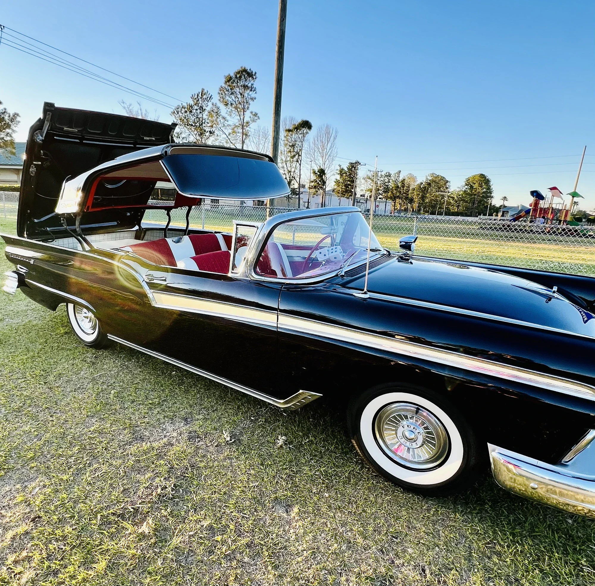 Ford-Fairlane-500-skyliner-1957-Black-Red-17