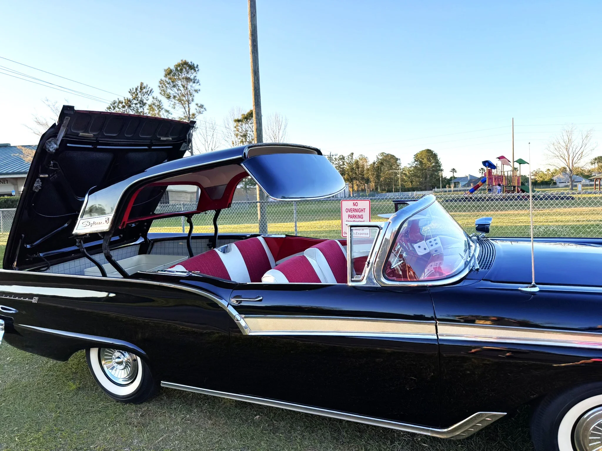 Ford-Fairlane-500-skyliner-1957-Black-Red-18