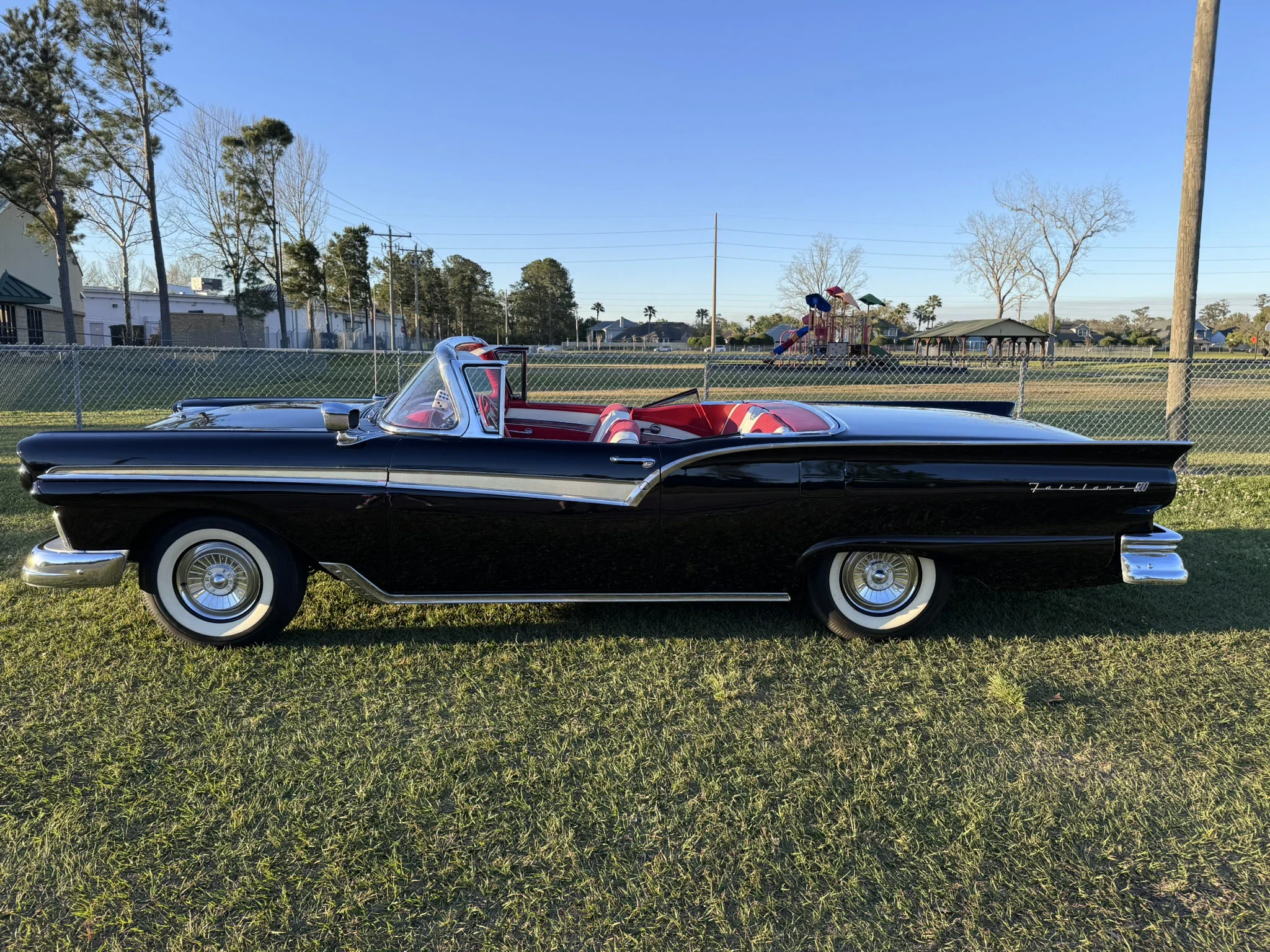Ford-Fairlane-500-skyliner-1957-Black-Red-19