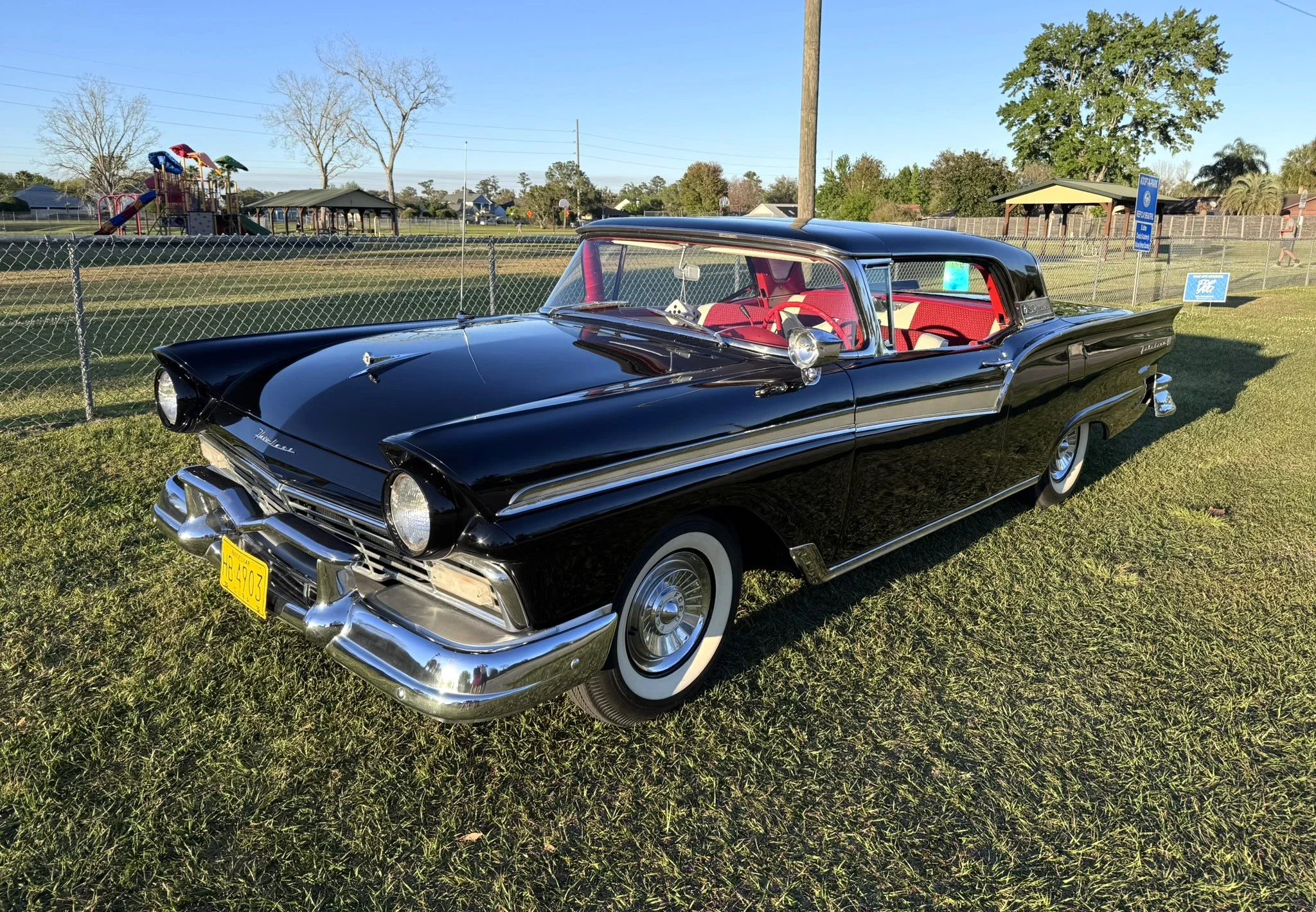 Ford-Fairlane-500-skyliner-1957-Black-Red-20