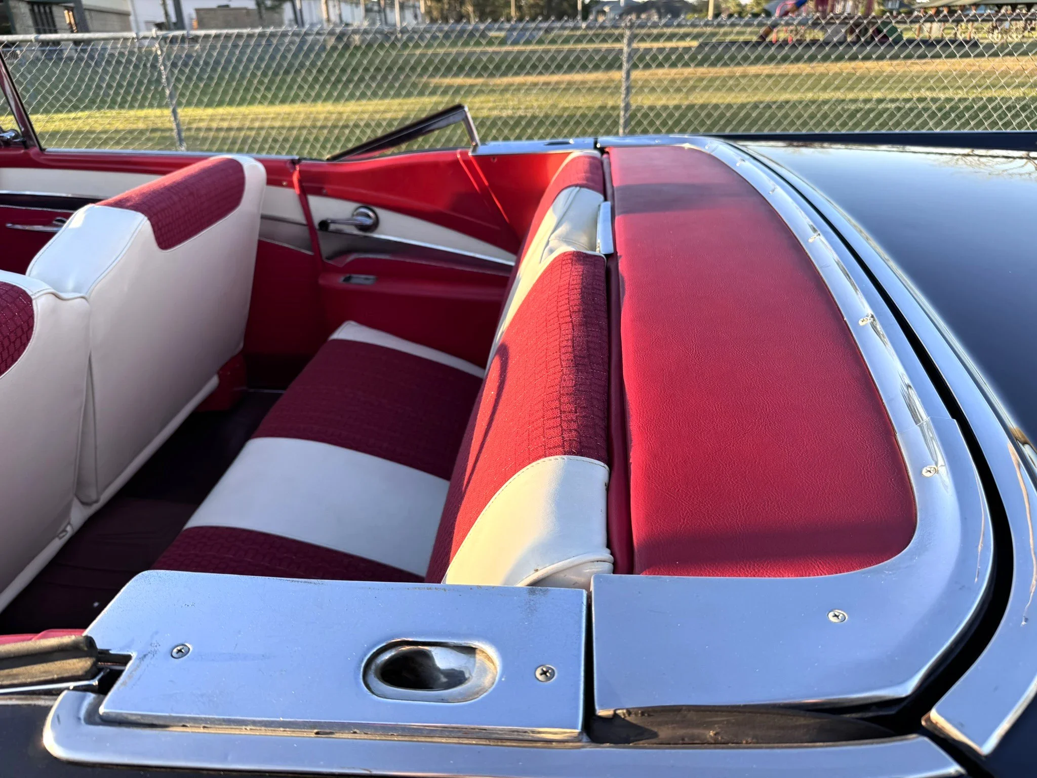 Ford-Fairlane-500-skyliner-1957-Black-Red-23
