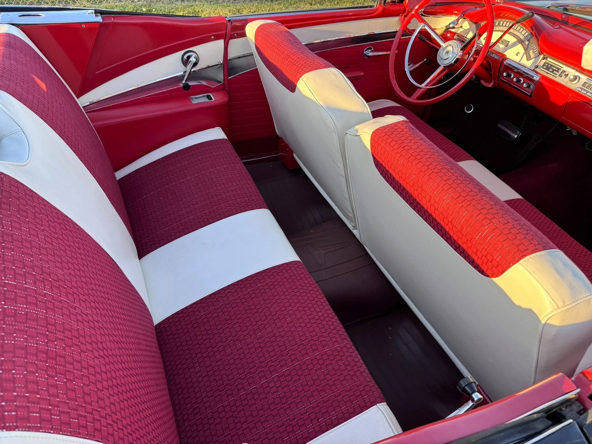 Ford-Fairlane-500-skyliner-1957-Black-Red-24