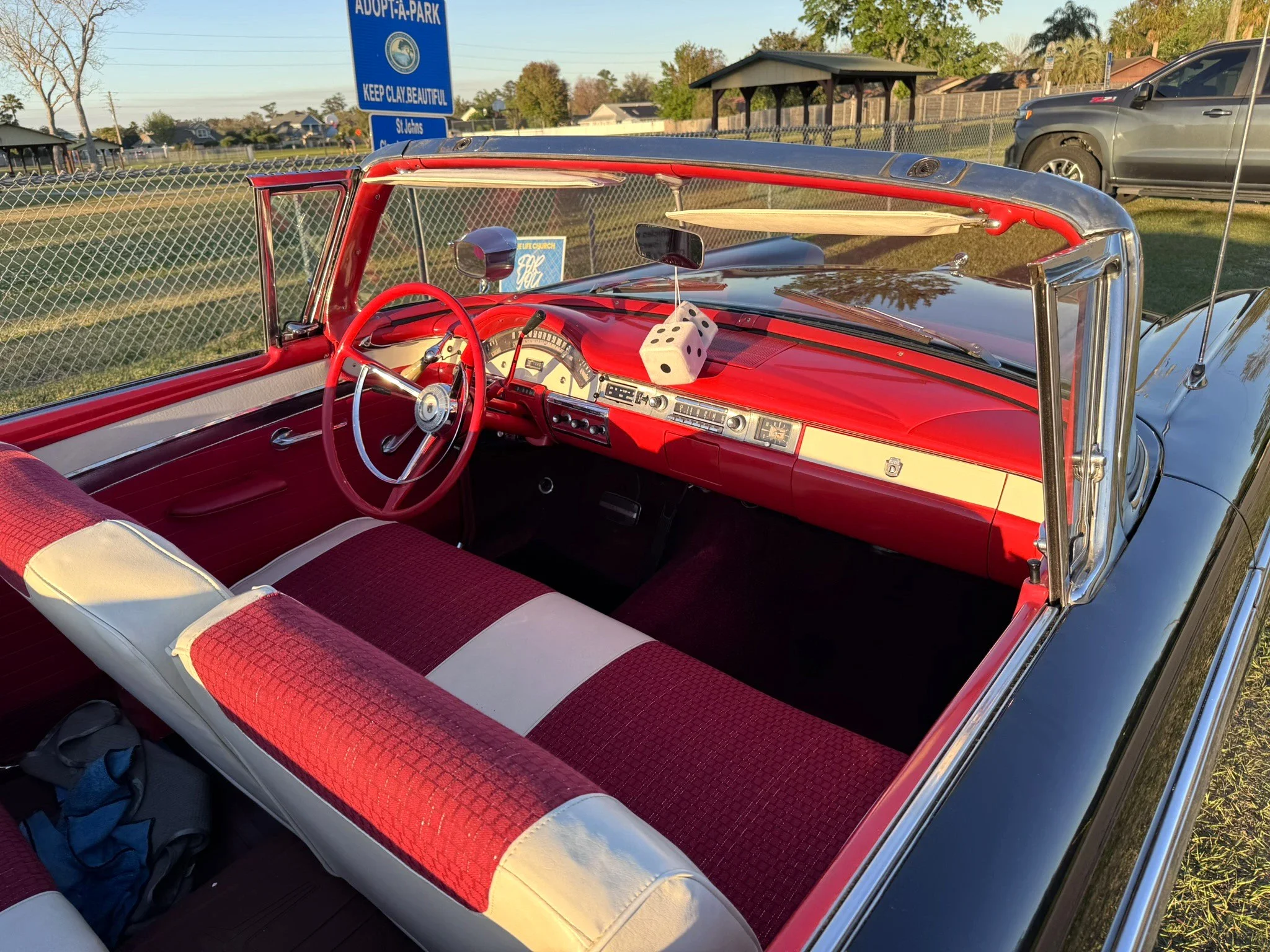 Ford-Fairlane-500-skyliner-1957-Black-Red-25