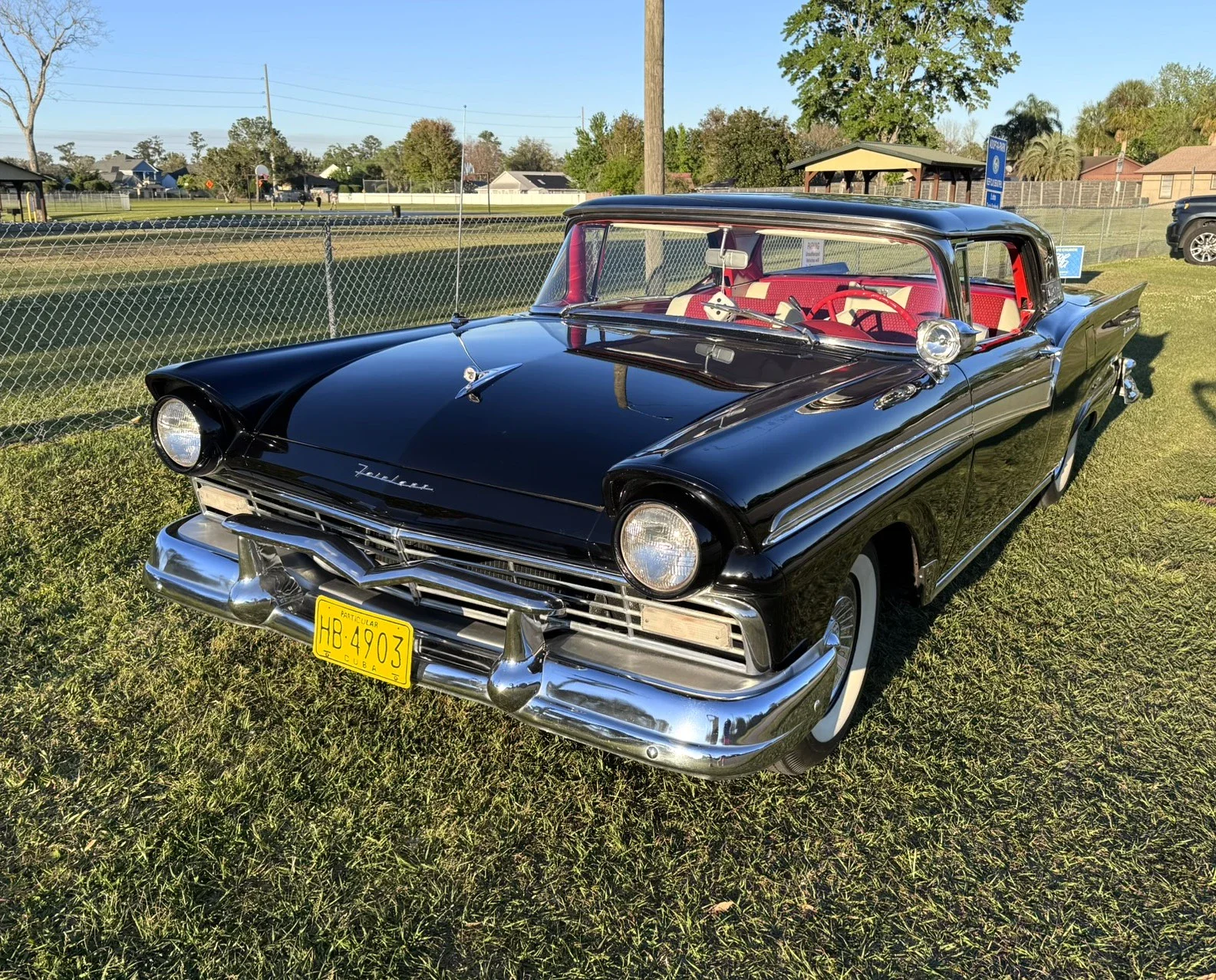 Ford-Fairlane-500-skyliner-1957-Black-Red-5