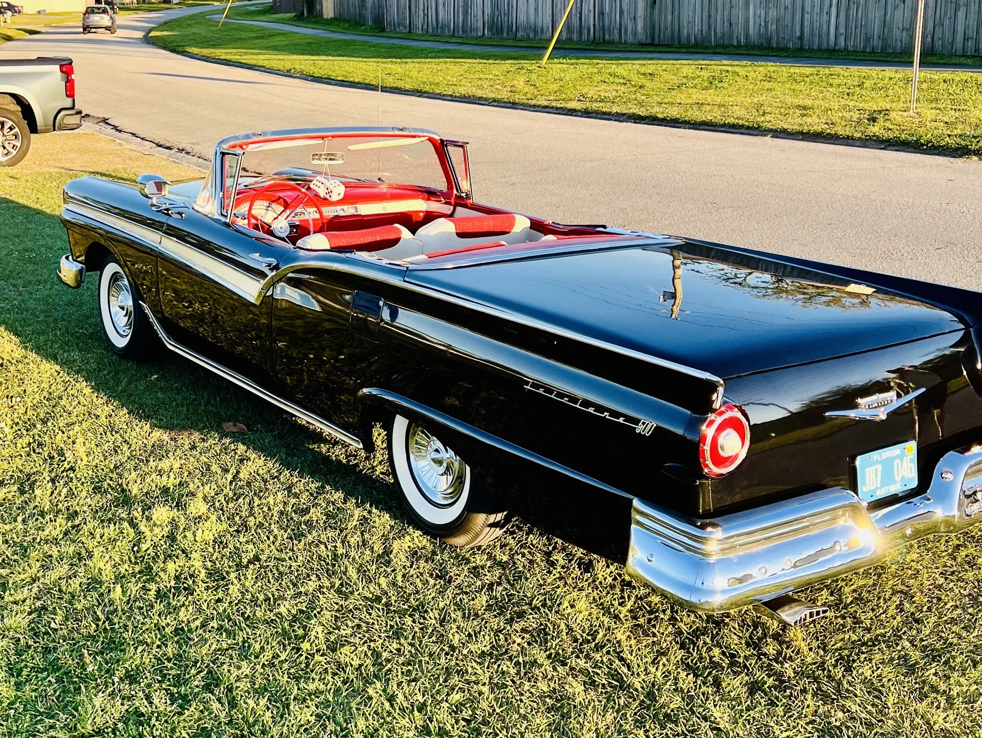 Ford-Fairlane-500-skyliner-1957-Black-Red-7