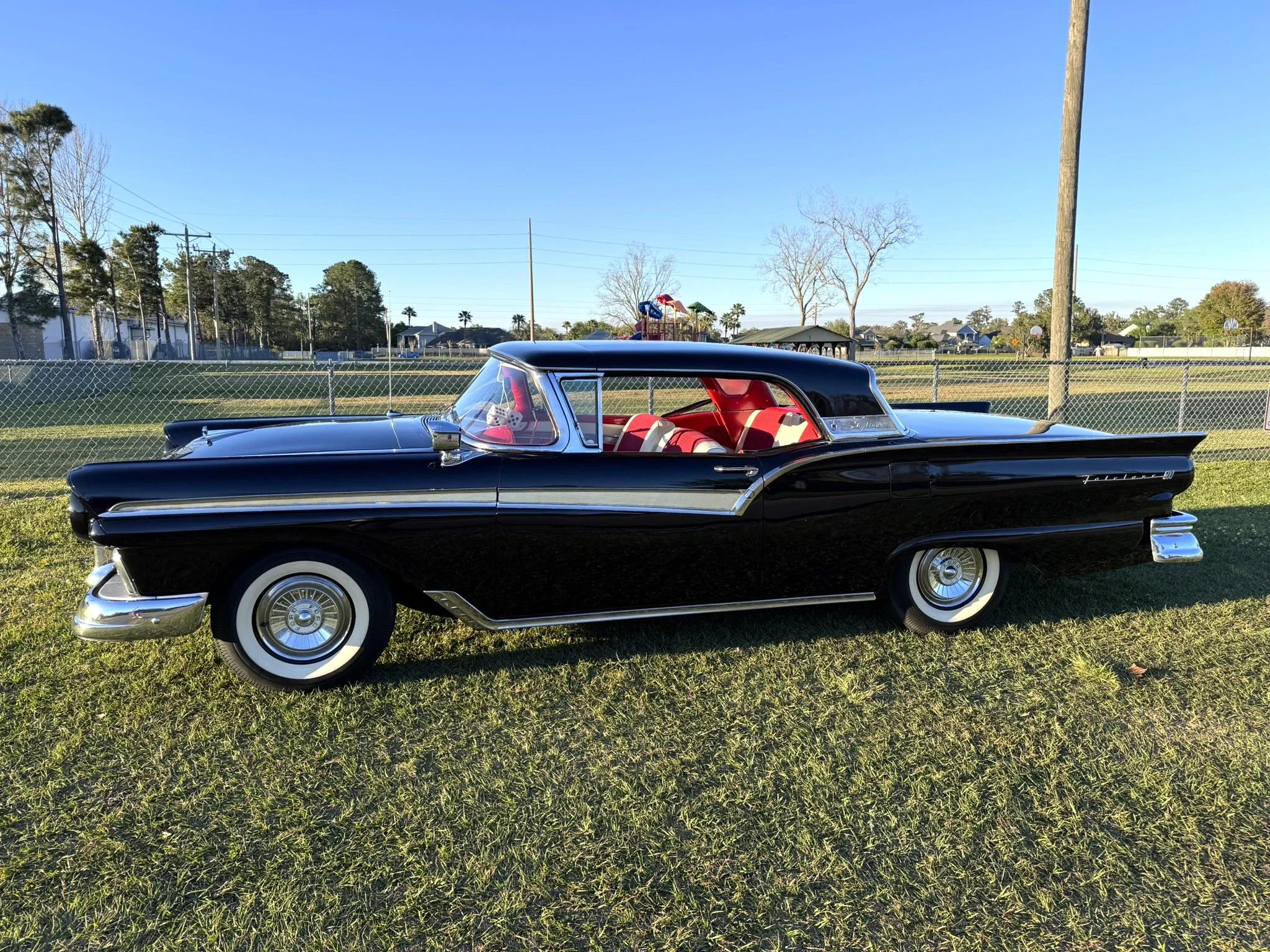 Ford-Fairlane-500-skyliner-1957-Black-Red-8