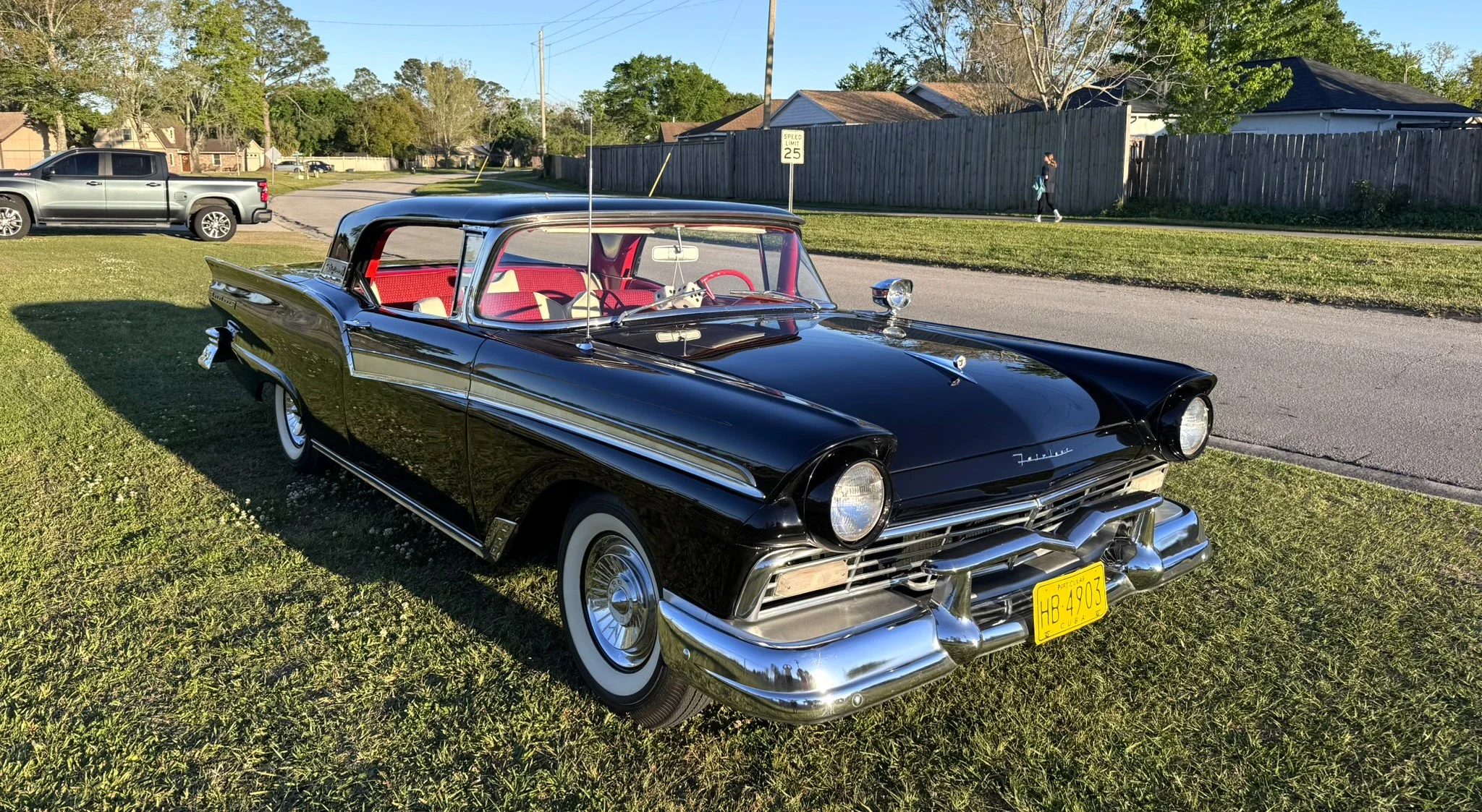 Ford-Fairlane-500-skyliner-1957-Black-Red-9