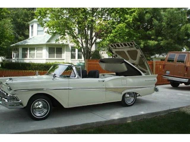 Ford-Fairlane-500-skyliner-1958-Colonial-WhiteBlack