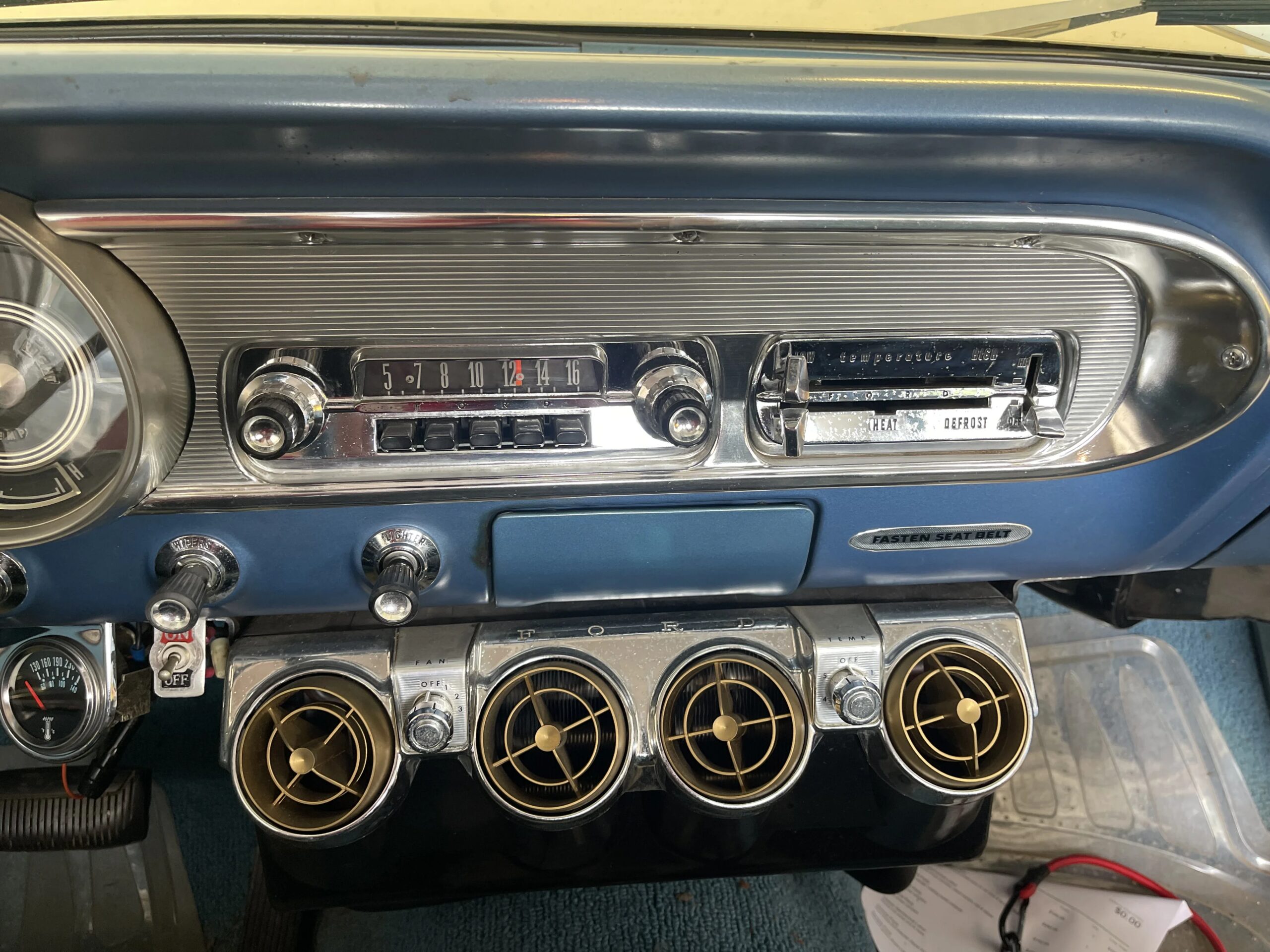 Ford-Fairlane-500-skyliner-1963-Off-White-Blue-2